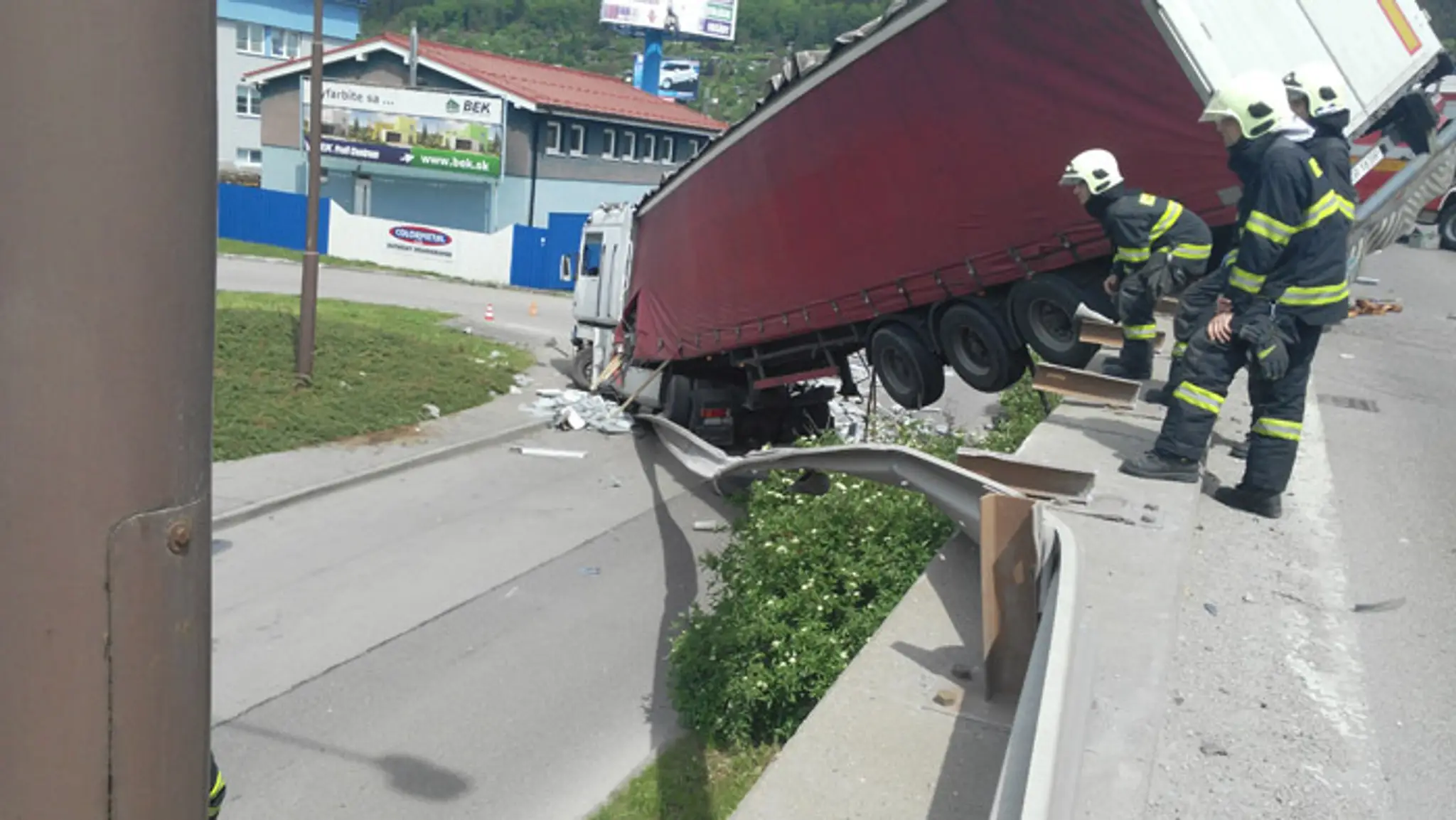 Na mieste zasahujú hasiči aj s ťažkou technikou.