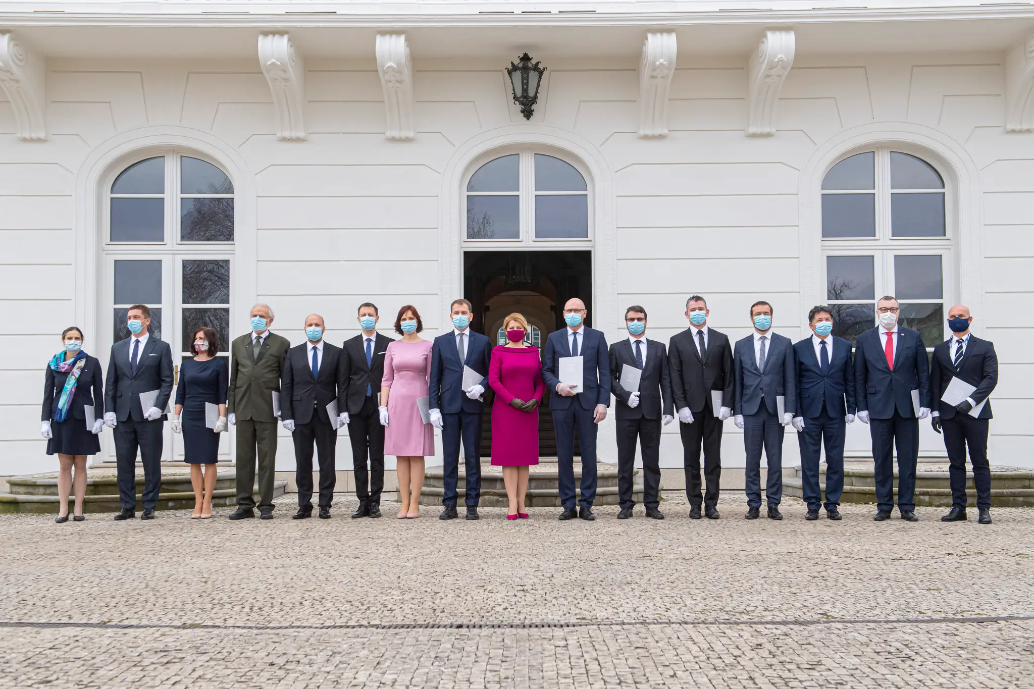 Členovia vlády SR po vymenovaní pred Prezidentským palácom (21.3.2020)