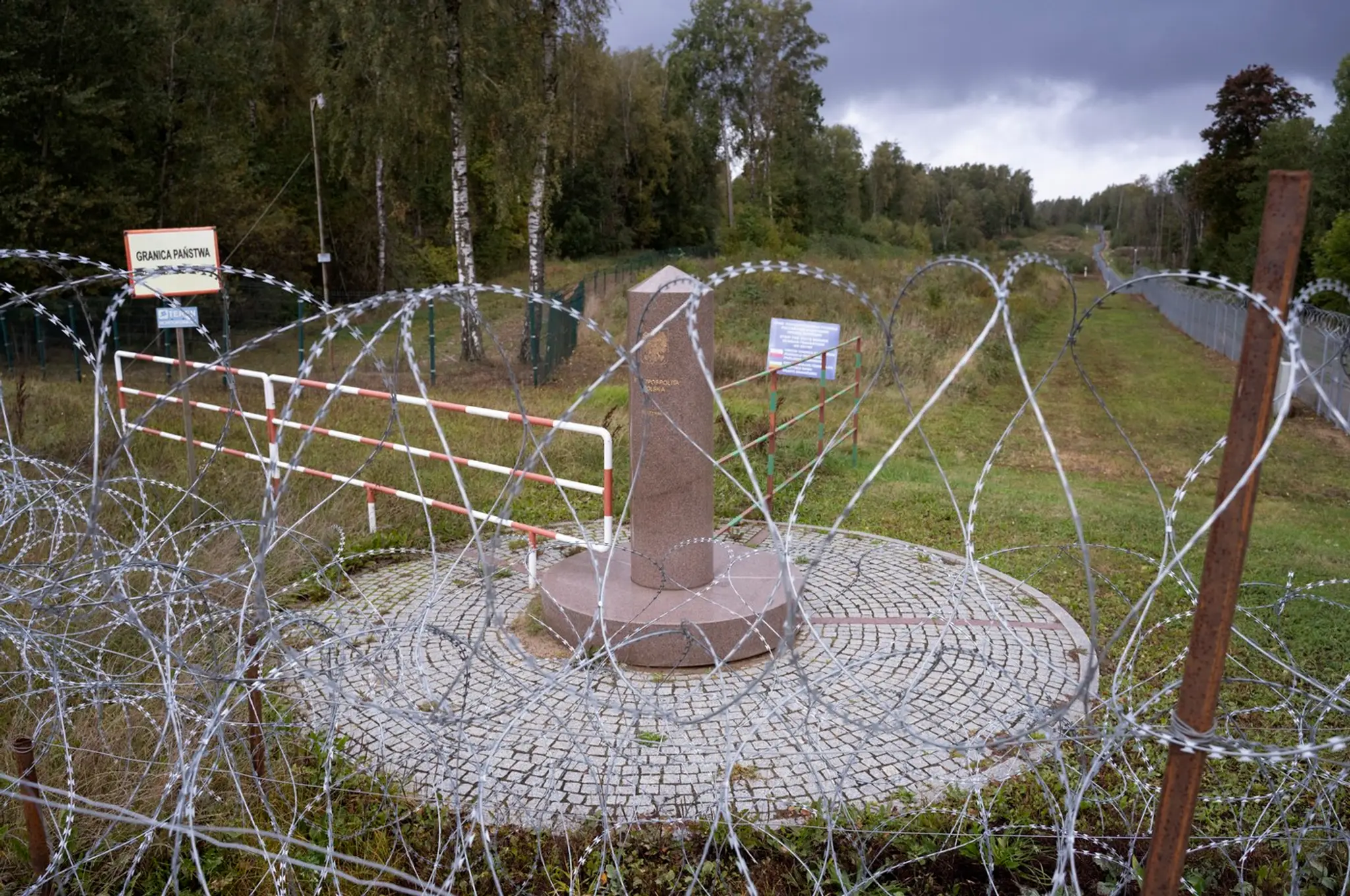 Ostnatý drôt a výstražné znamenie na poľsko-ruskej hranici v ruskej enkláve Kaliningrad.