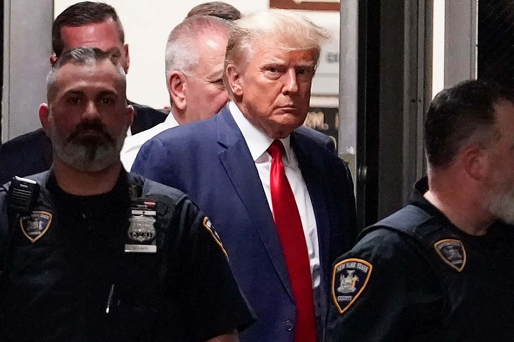 Na archívnej snímke bývalý americký prezident Donald Trump prichádza do súdnej siene v New Yorku.