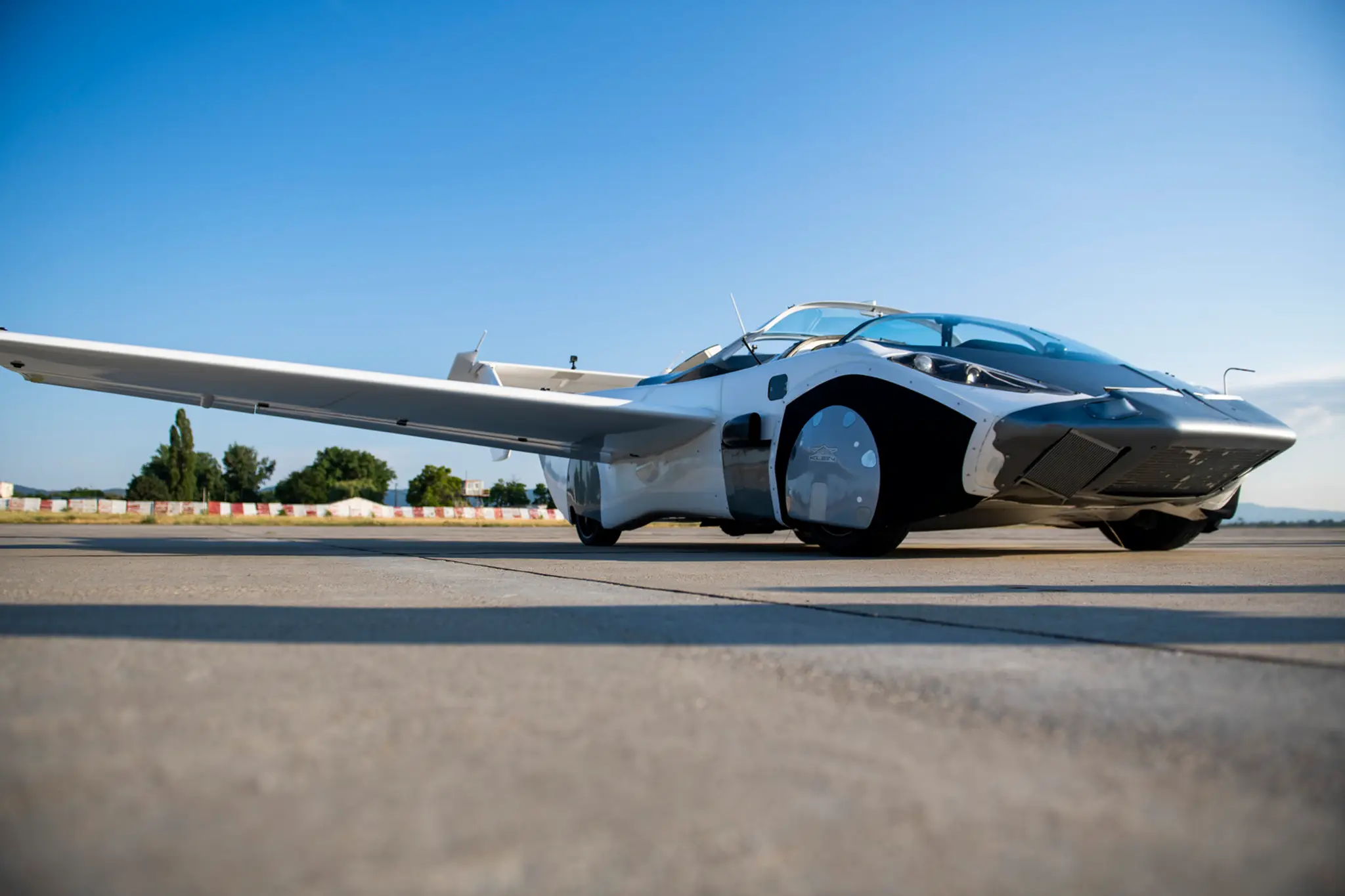 Lietajúce auto Aircar po prvý raz absolvovalo let medzi dvoma medzinárodnými letiskami