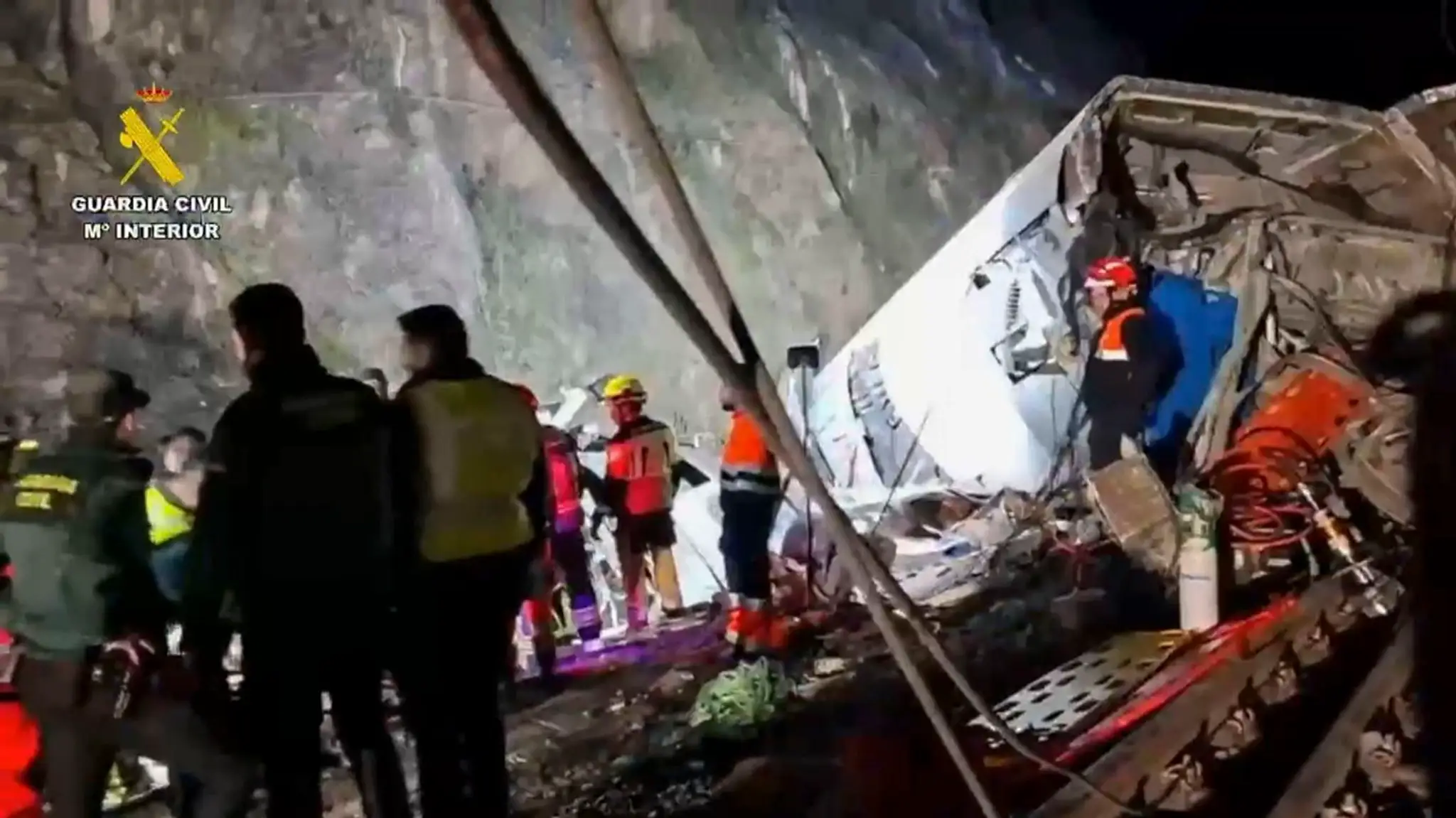 Záber z videa, ktoré poskytla španielska civilná stráž, zachytáva zásah záchranných služieb pri troskách vlaku, ktorý havaroval v Adamuzu.