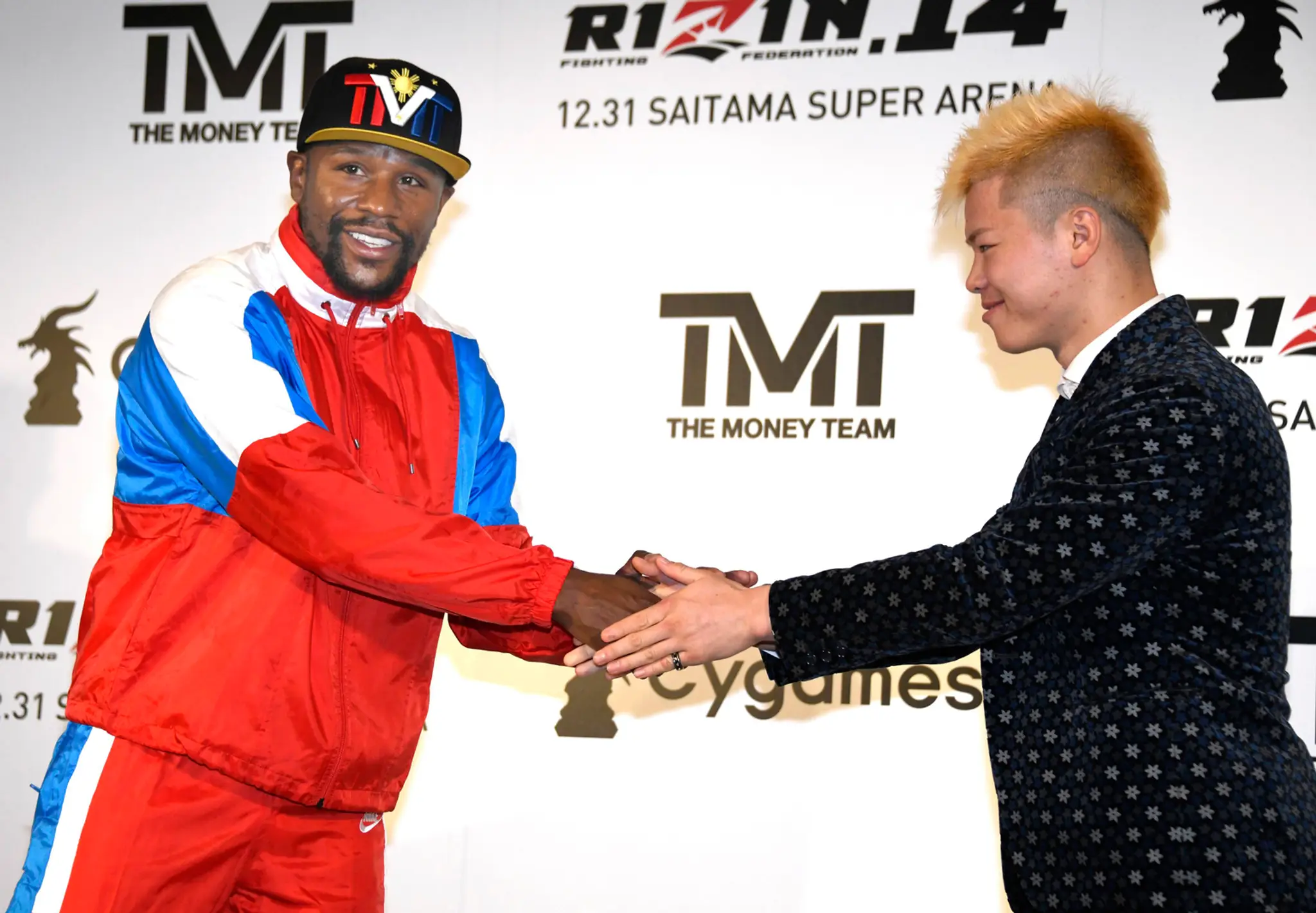 Floyd Mayweather (vľavo) a Tenšin Nasukawa.