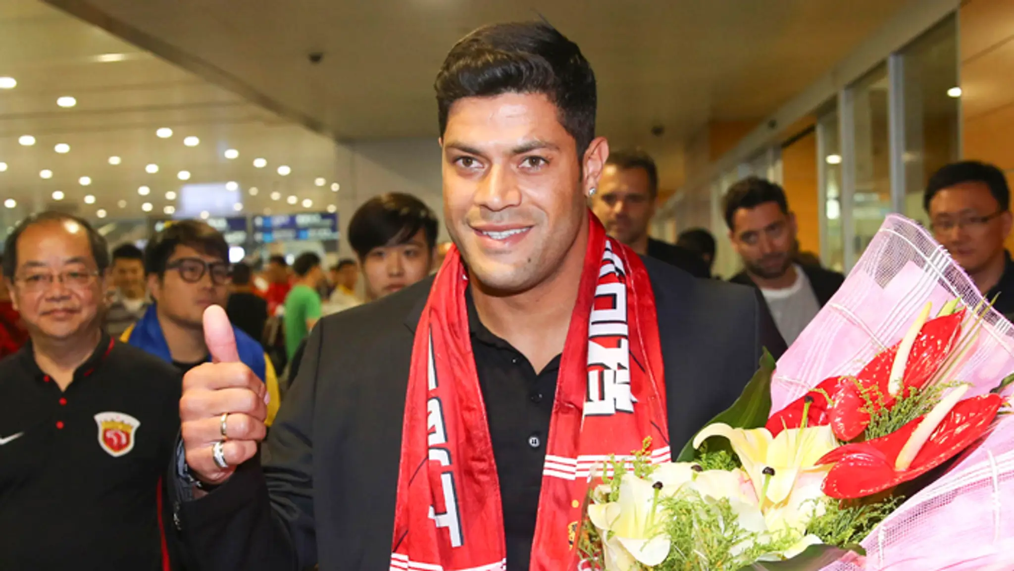 Brazílsky futbalista Hulk po prílete na letisko v Šanghaji. 
