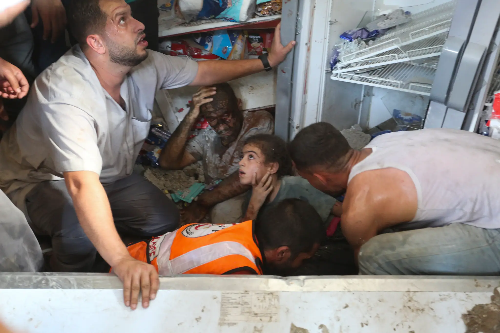 Palestínčania zachraňujú preživších po izraelskom leteckom útoku na pásmo Gazy v meste Rafah.