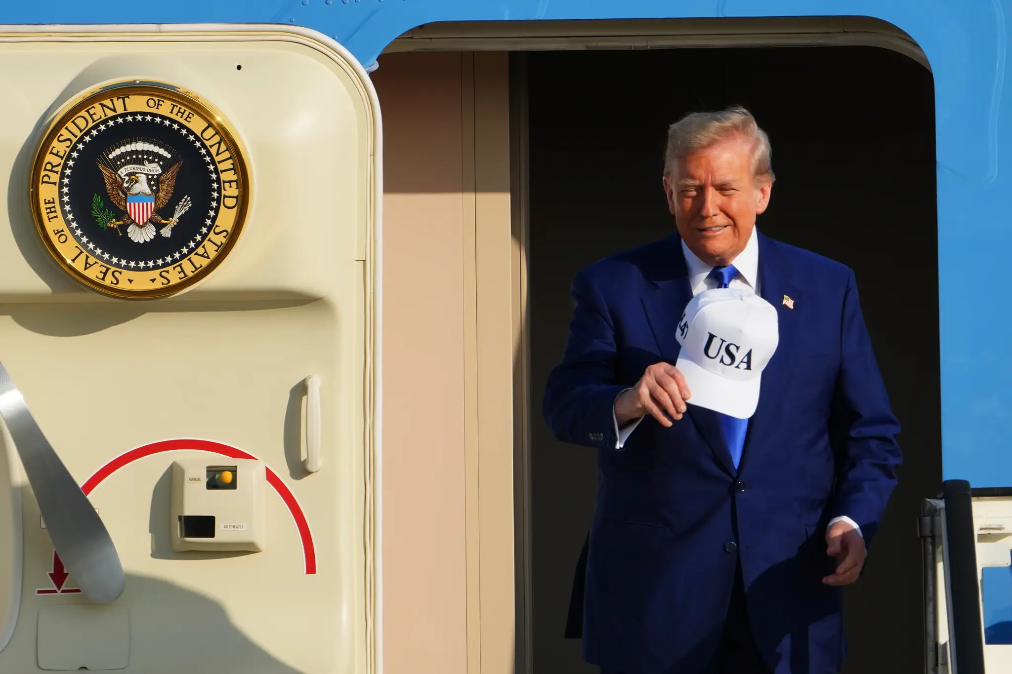 Americký prezident Donald Trump vystupuje z lietadla v Amsterdame pred summitom NATO.