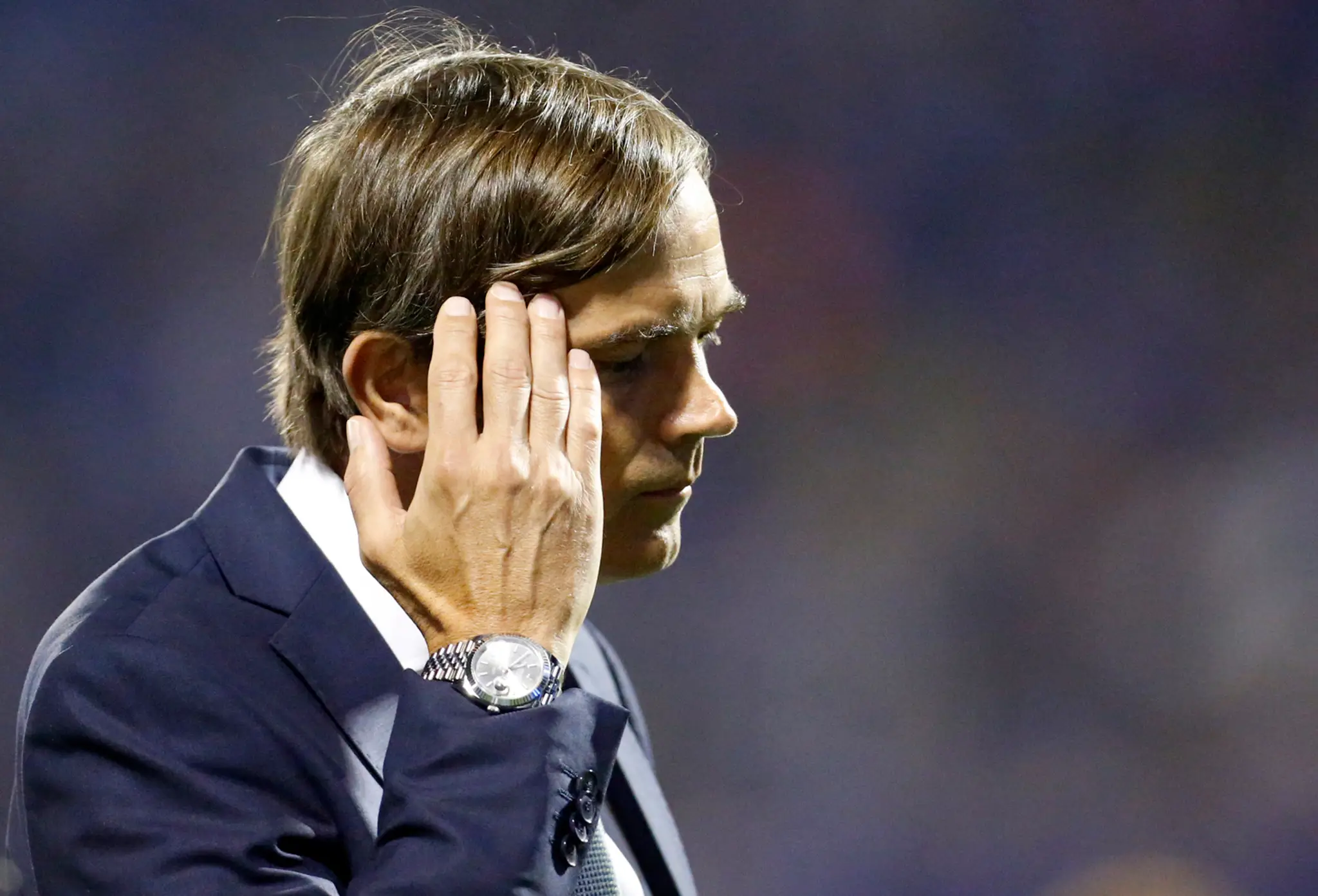 Lodivod Fenerbahce Phillip Cocu v dueli EL na pôde Dinama Záhreb.