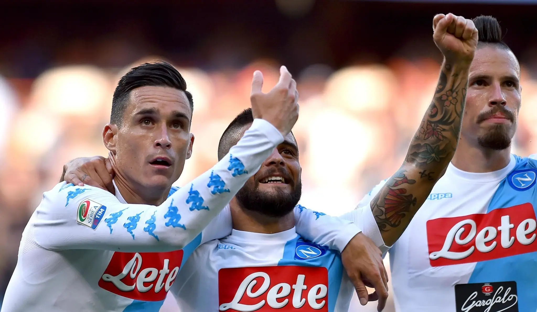 Futbalisti Neapolu zľava Jose Callejon, Lorenzo Insigne a Slovák Marek Hamšík sa tešia po strelení gólu.