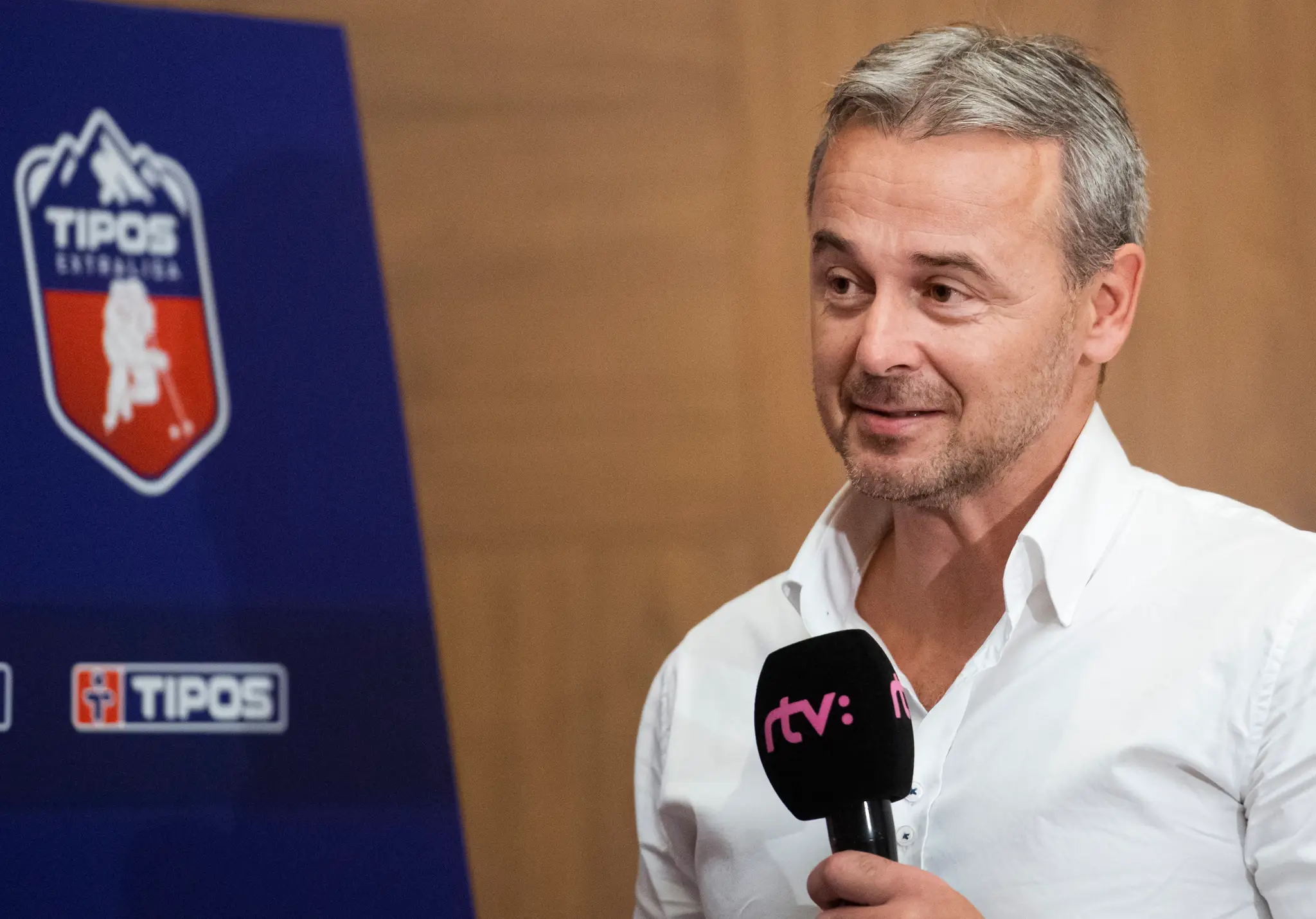 Člen predstavenstva HKM Zvolen Ladislav Čierny na žrebe 1. kola jubilejného 30. ročníka slovenskej najvyššej hokejovej súťaže.