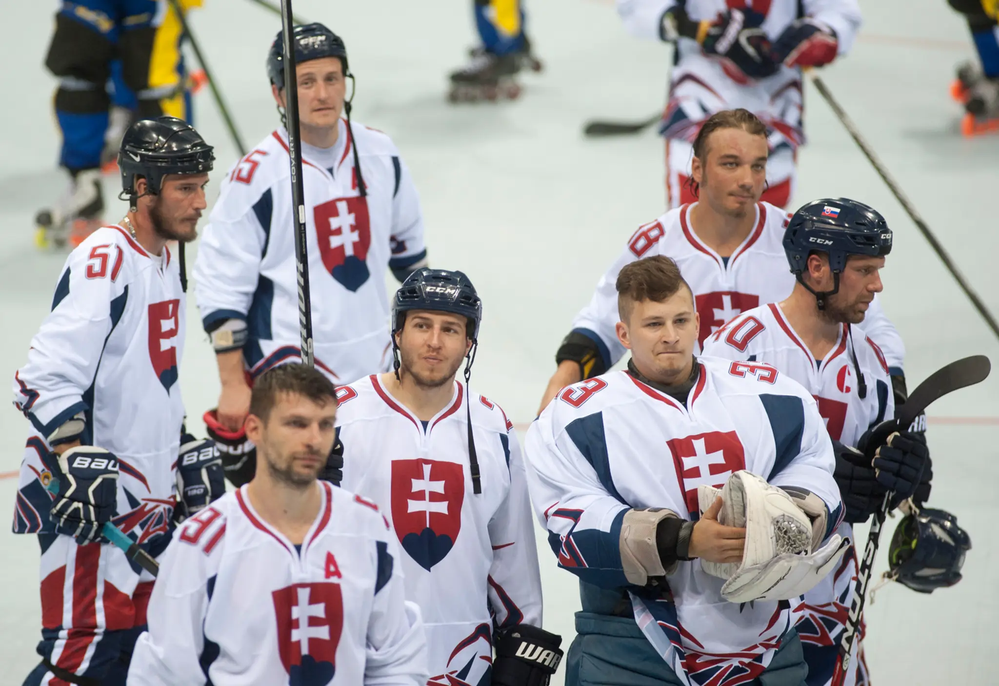 Slovenskí reprezentanti v in-line hokeji ďakujú fanúšikom po prehre na MS proti Švédsku.