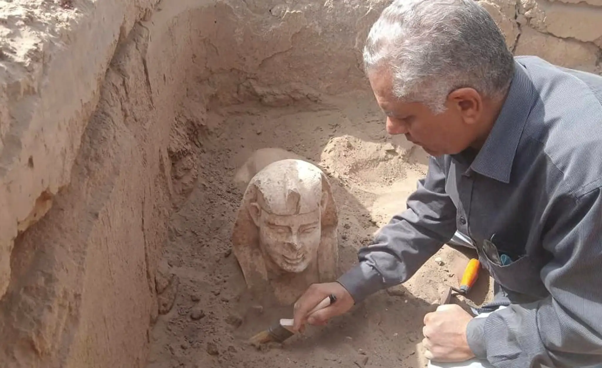 Sochu podobnú sfinge a zvyšky svätyne objavili archeológovia v starovekom chráme na juhu Egypta.