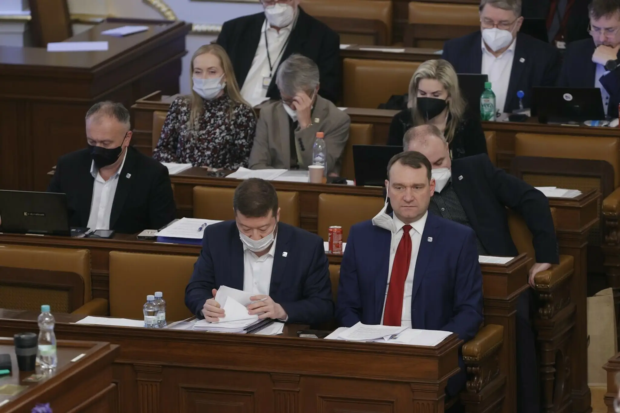 Poslanci opozičnej SPD - vpredu zľava Tomio Okamura a Radim Fiala.