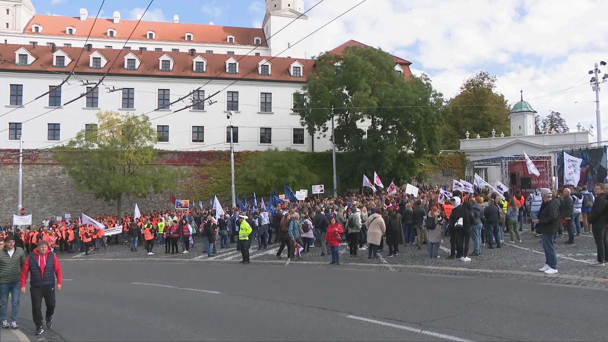 Stovky nespokojných odborárov protestovali proti novej konsolidácii
