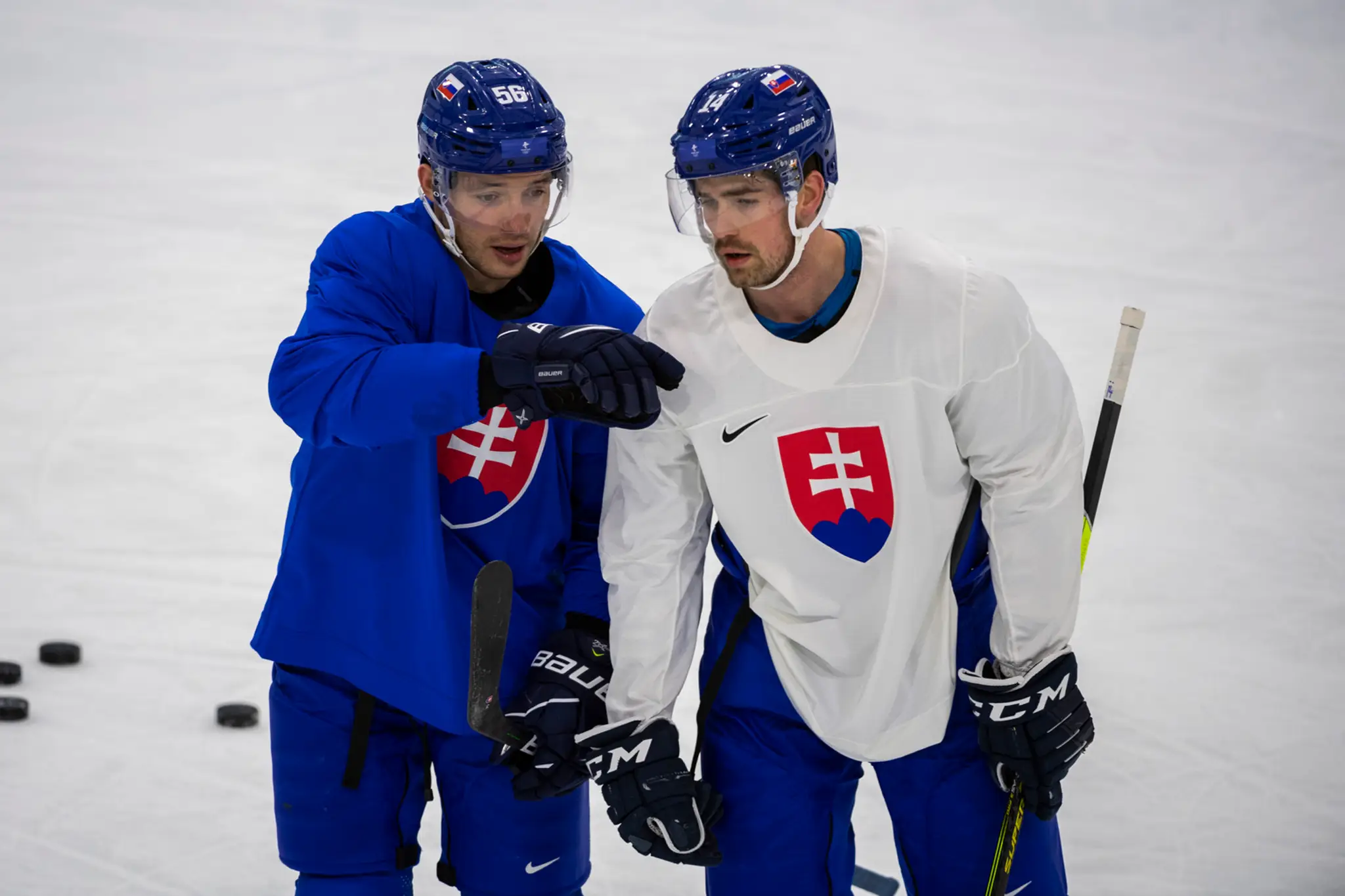 Zľava slovenskí hokejoví reprezentanti Marko Daňo a Peter Čerešňák počas tréningu pred ZOH 2022.