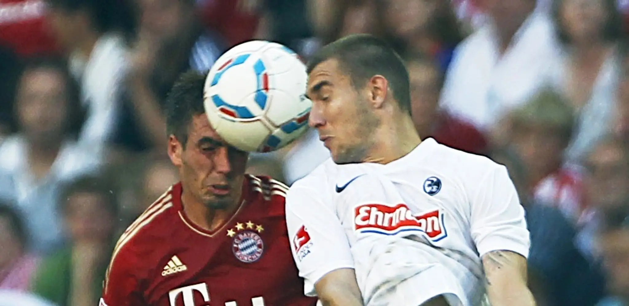 Slovák Erik Jendrišek (vpravo) z SC Freiburg a Philipp Lahm z Bayernu Mníchov v hlavičkom súboji. (archív 2011)