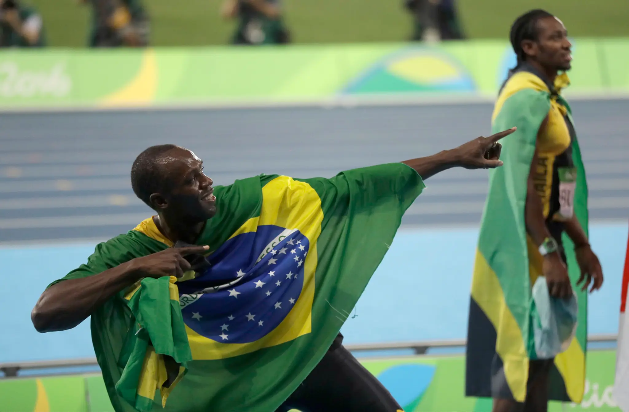 Jamajčan Usain Bolt oslavuje zlatú medailu v štafete na 4x100 m na OH v Riu de Janeiro.