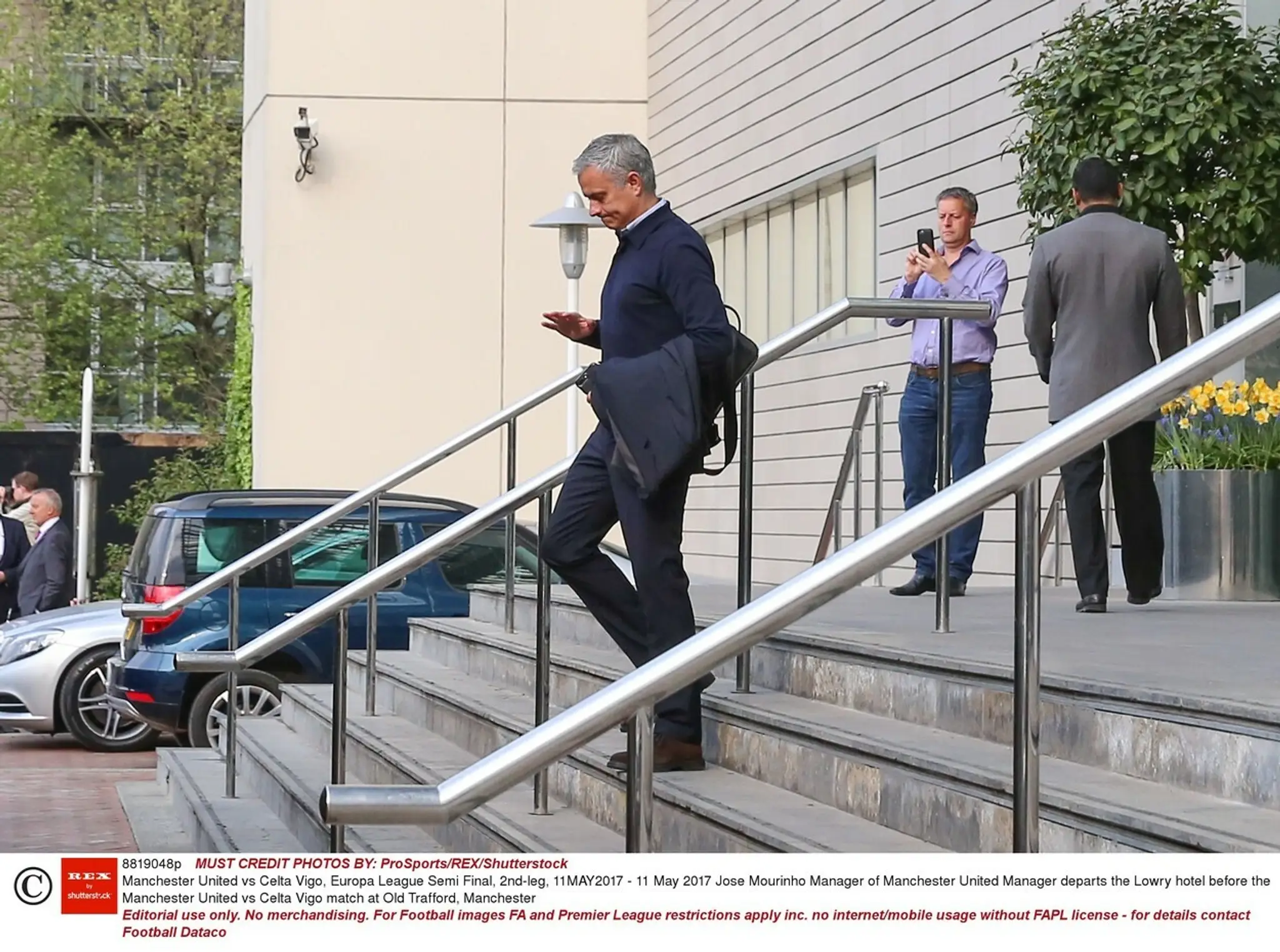 José Mourinho vychádza z hotela Lowry.