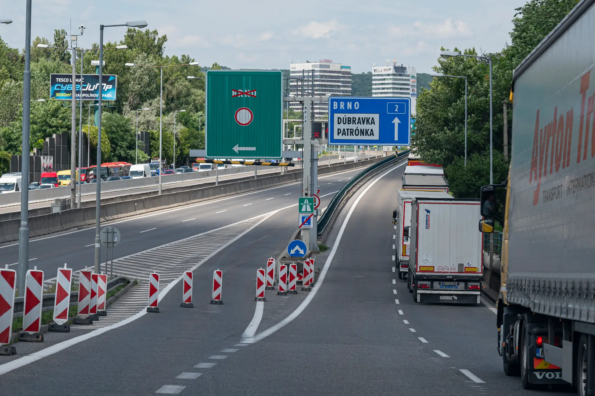 Na snímke dopravné značenie usmerňuje vozidlá na obchádzku pred neprejazdným tunelom Sitina v Bratislave.