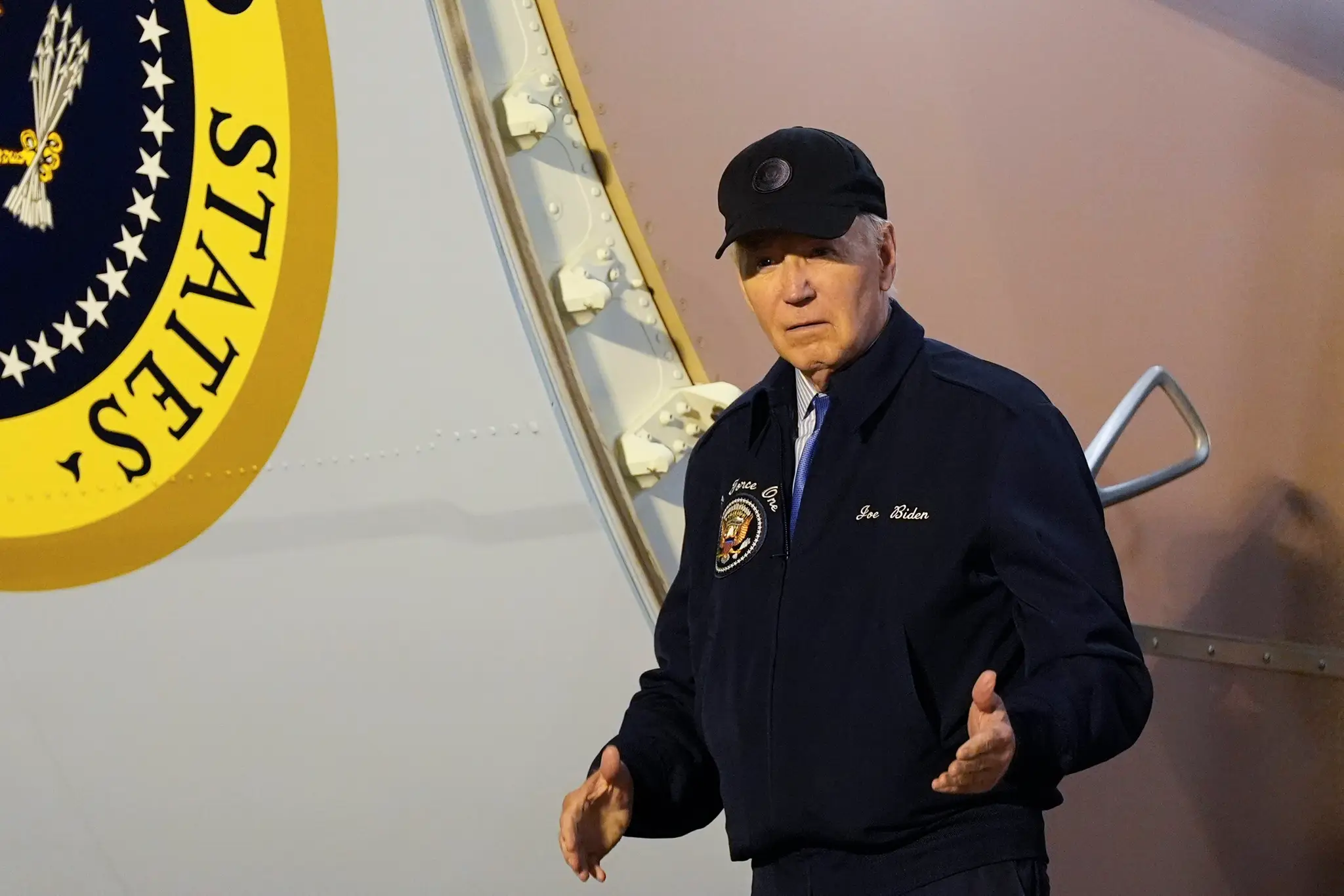 Prezident Joe Biden kráča po schodoch Air Force One na leteckej základni Dover v Delaware.
