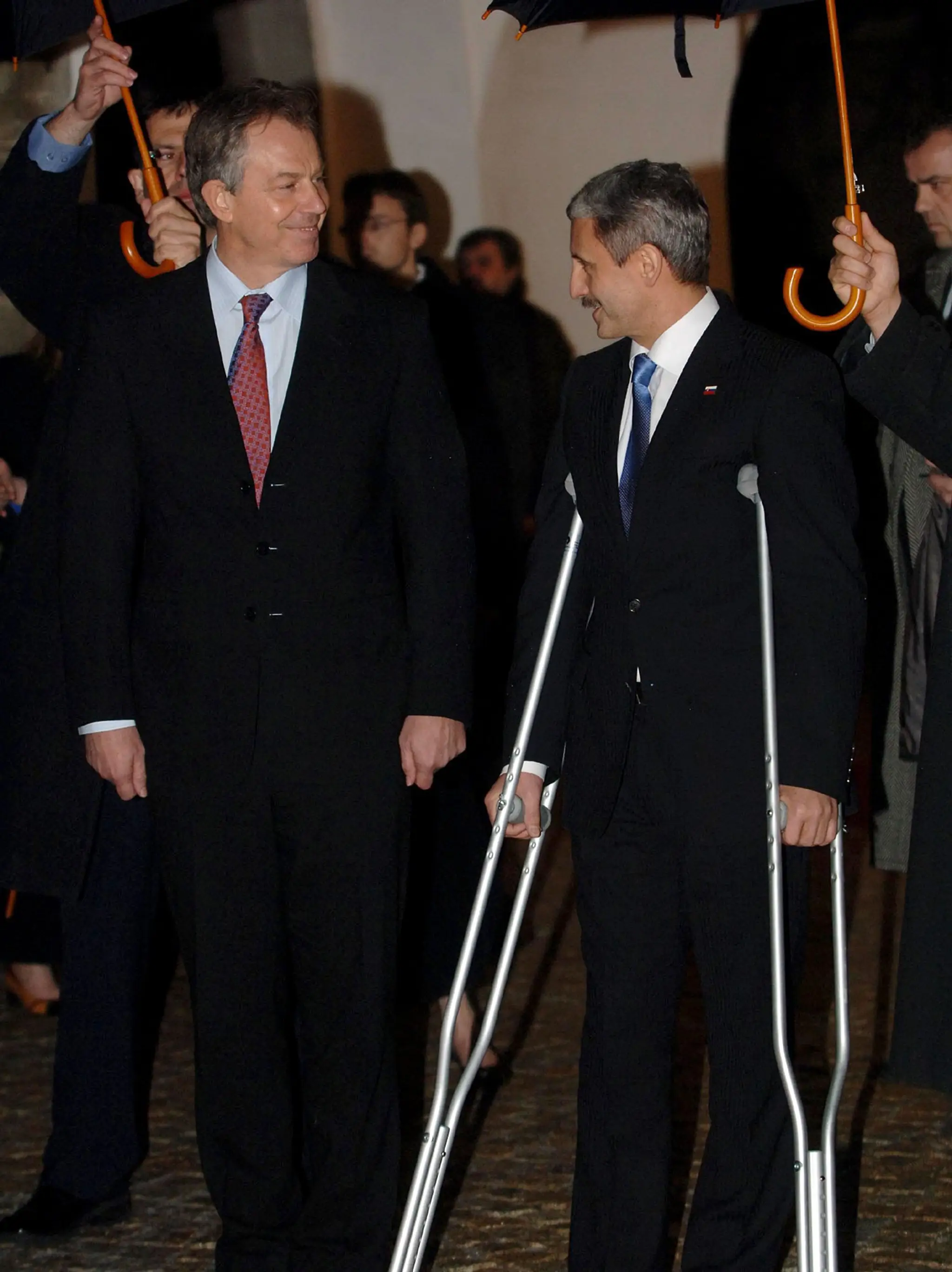 Na archívnej snímke z 9. marca 2006 vtedajší premiér SR Mikuláš Dzurinda (vpravo) a vtedajší britský premiér Tony Blair počas oficiálnej návštevy v Bratislave.