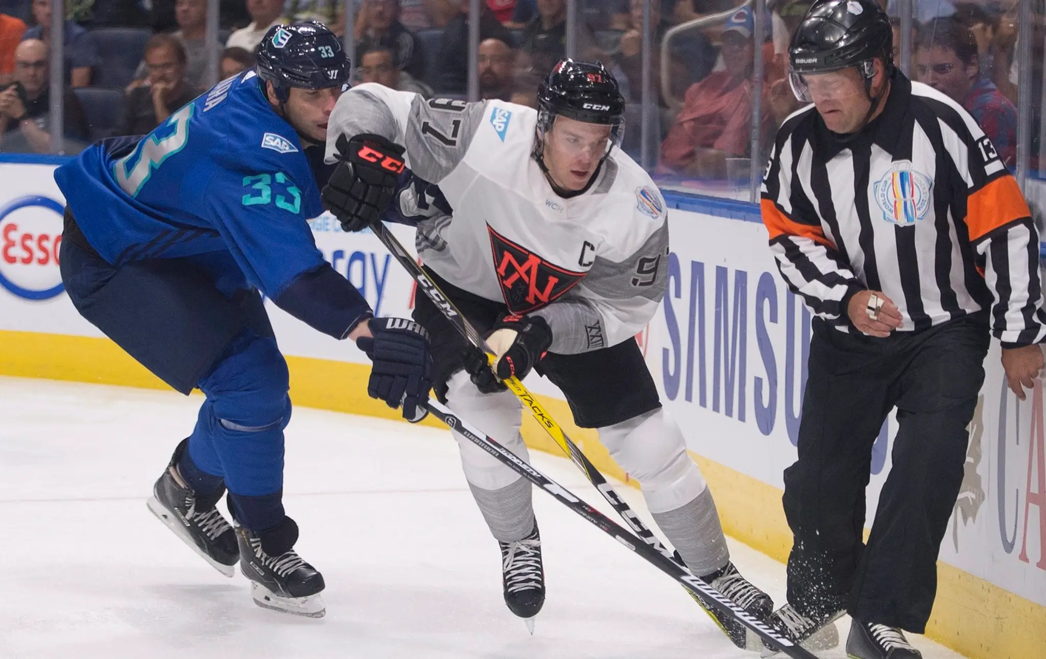 Hráč tímu Európy Slovák Zdeno Chára (vľavo) a hráč tímu Severnej Ameriky Connor McDavid v súboji o puk