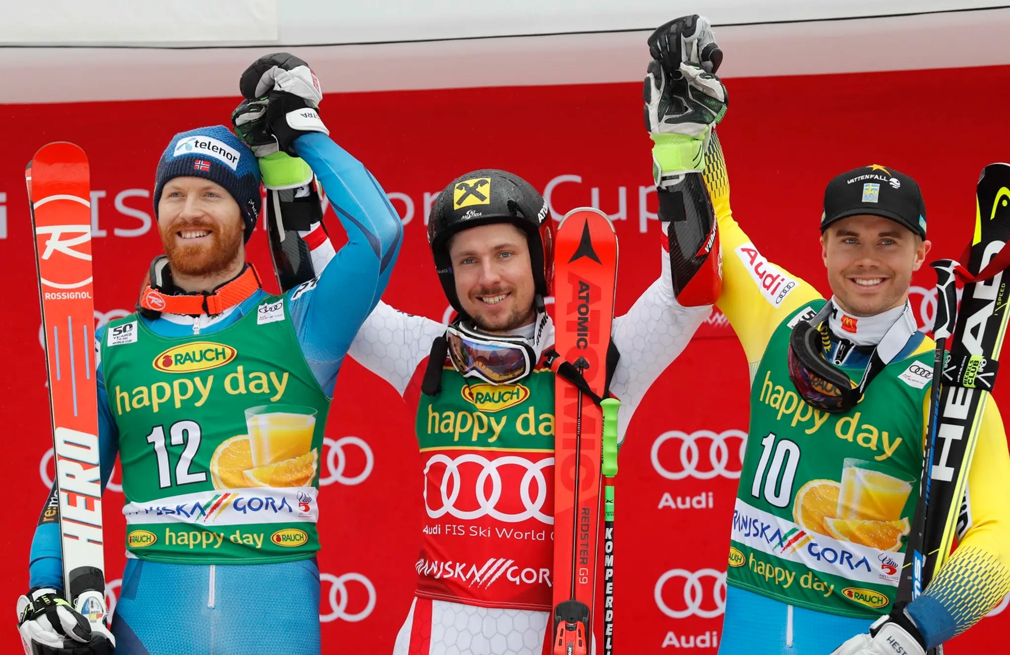 Na snímke v strede Marcel Hirscher.