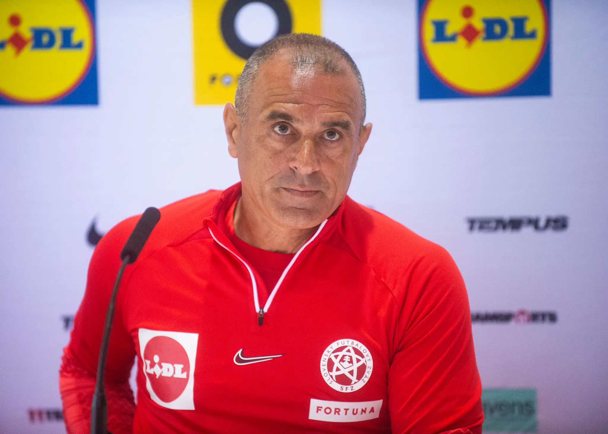 Na snímke tréner slovenskej futbalovej reprezentácie Francesco Calzona počas tlačovej konferencie.