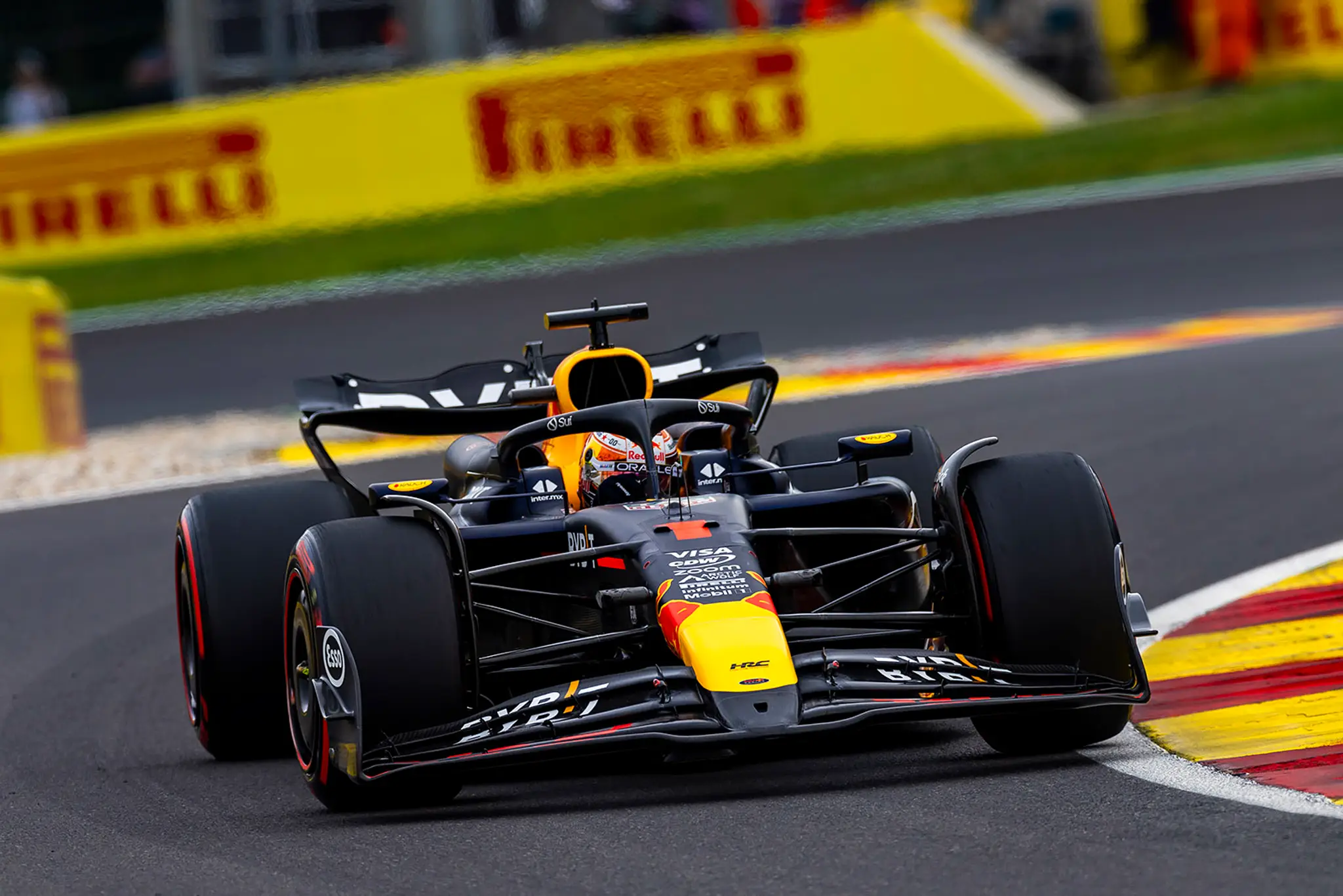 Holanďan Max Verstappen z Red Bullu na trati v Belgicku.
