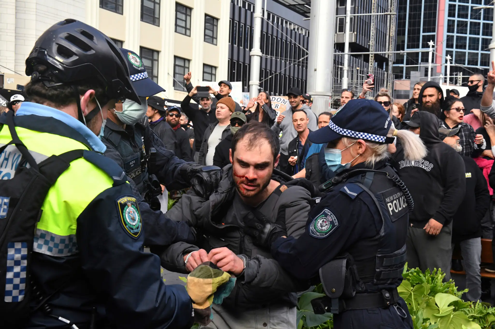 Policajti zadržujú protestujúceho počas demonštrácie proti lockdownu 24. júla 2021 v Sydney.