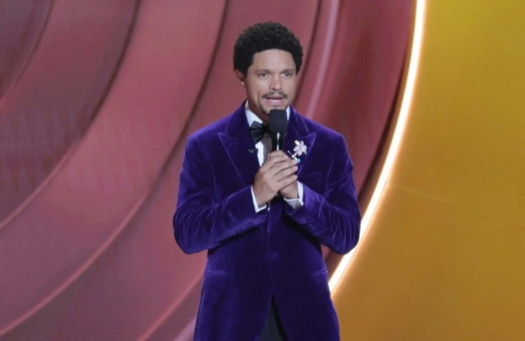Trevor Noah počas moderovania Grammy Awards.