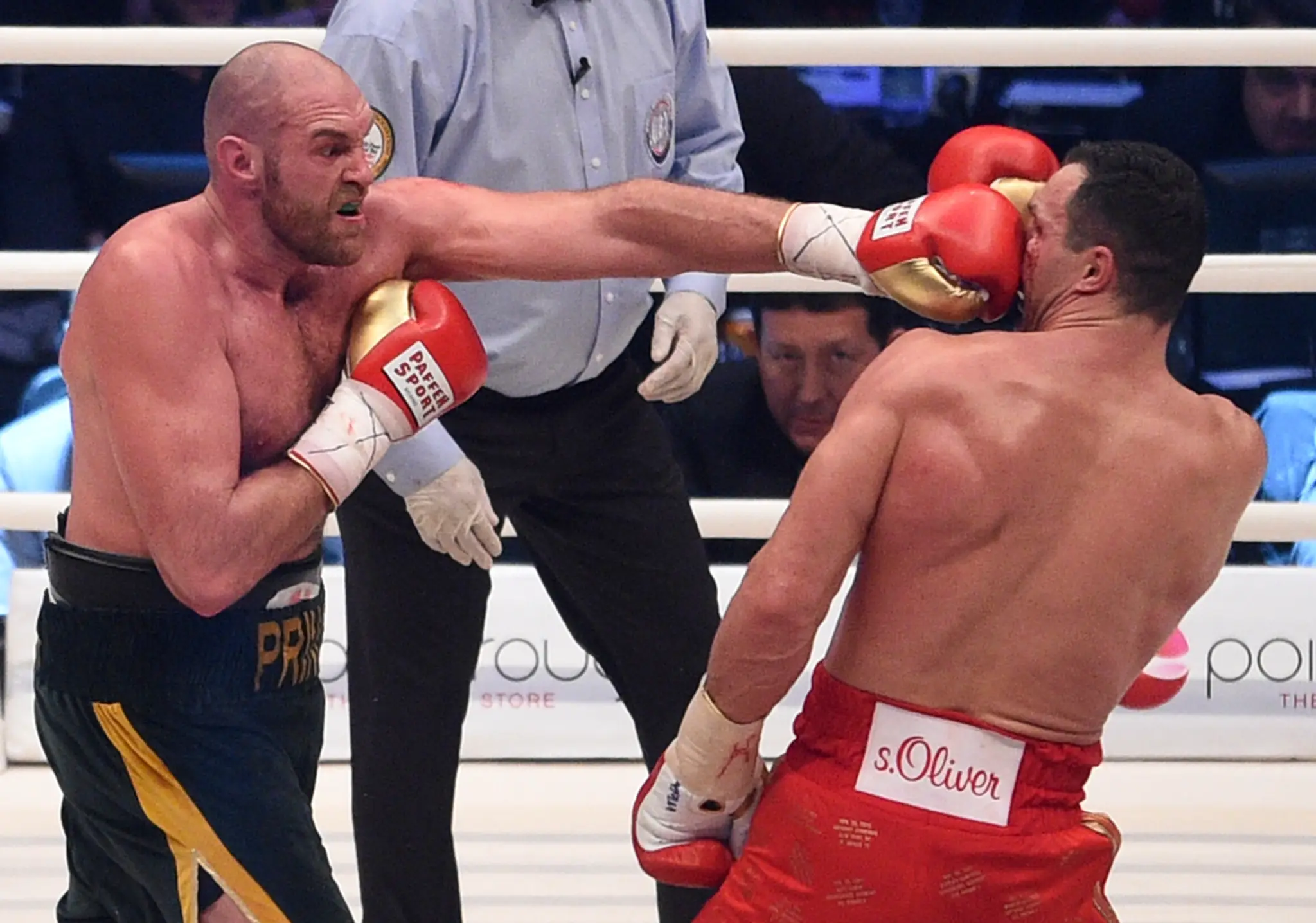 Tyson Fury udiera Vladimira Klička.