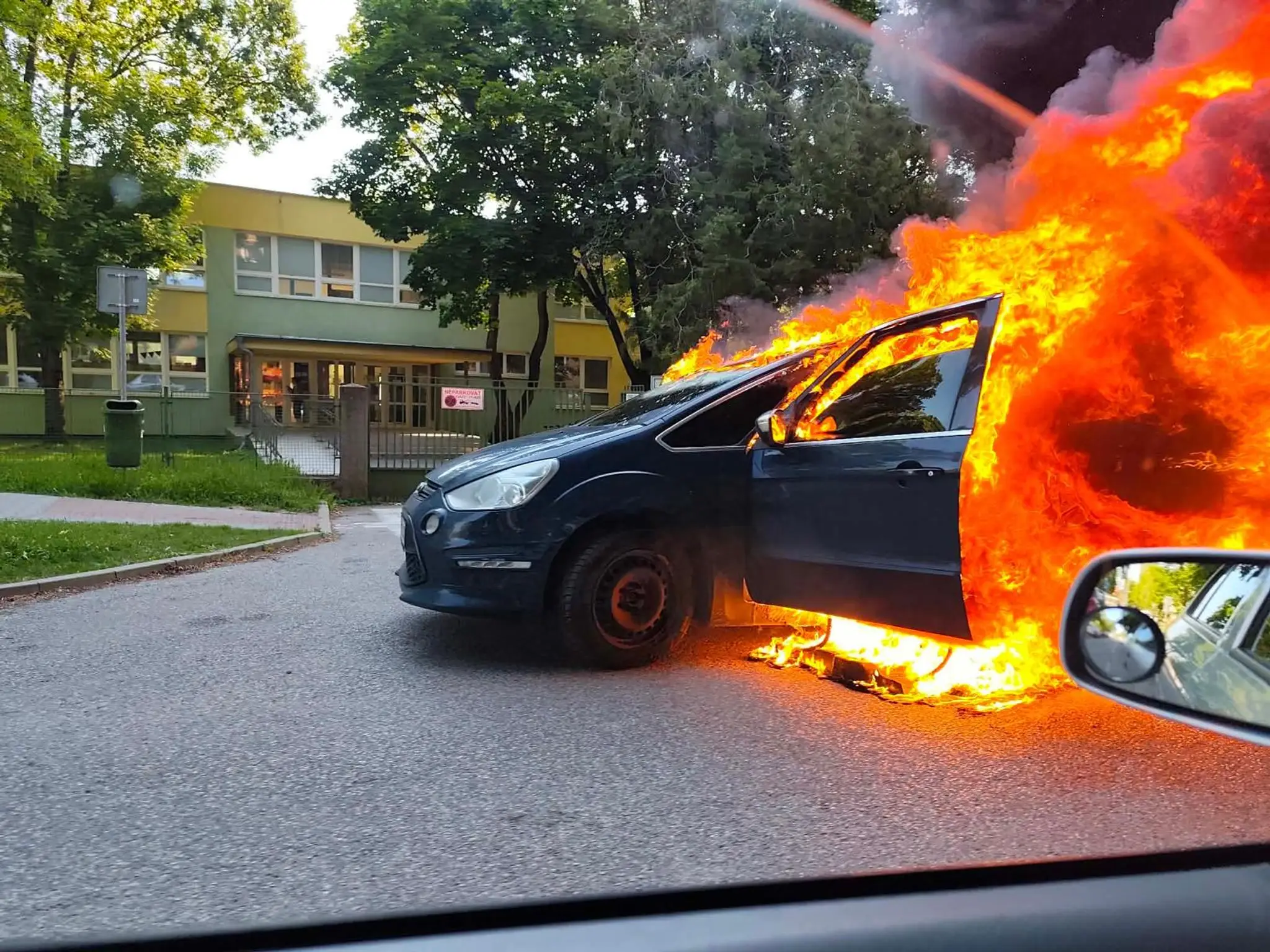 Požiar auta v Šali
