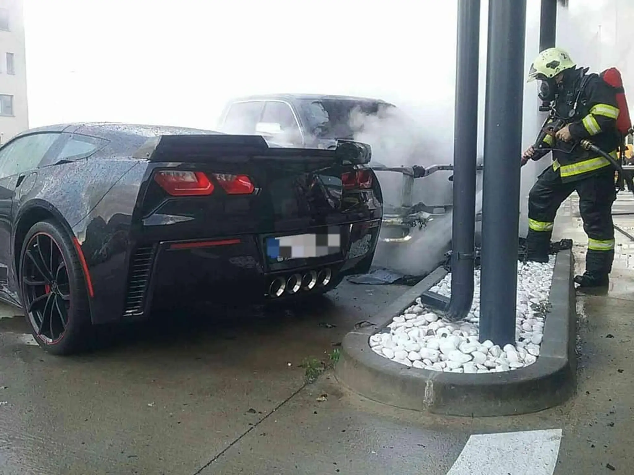 Horiace autá na Panónskej ulici.