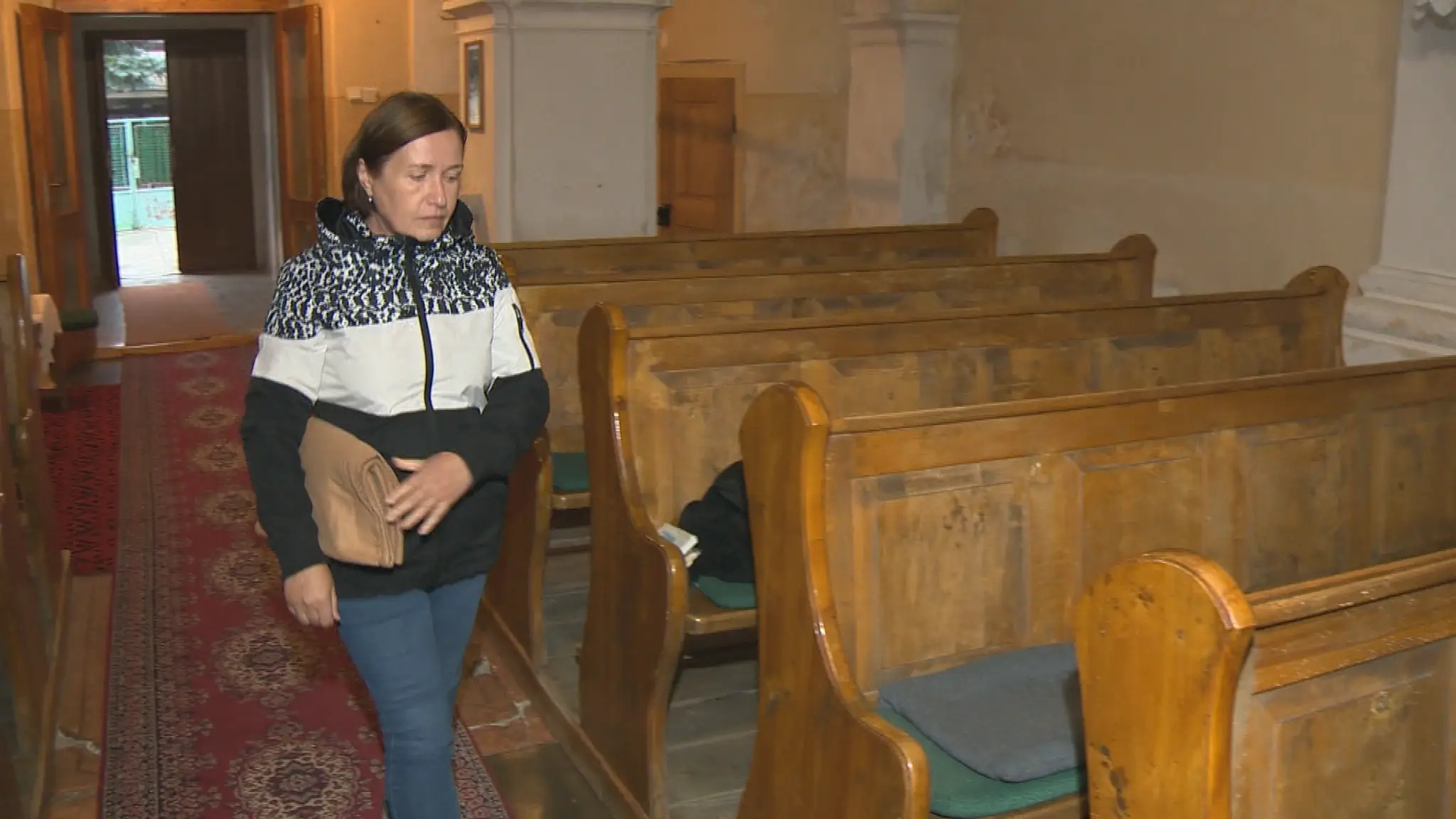 Veriaca s dekou v kostole.
