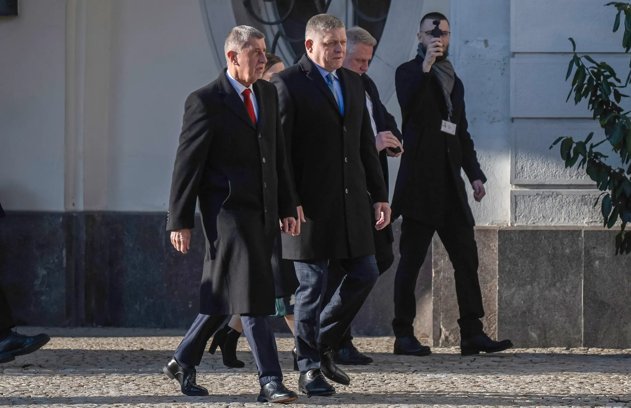 Slovenský premiér Robert Fico (vľavo) a český premiér Andrej Babiš (vpravo) kráčajú počas uvítacieho ceremoniálu v Bratislave.
