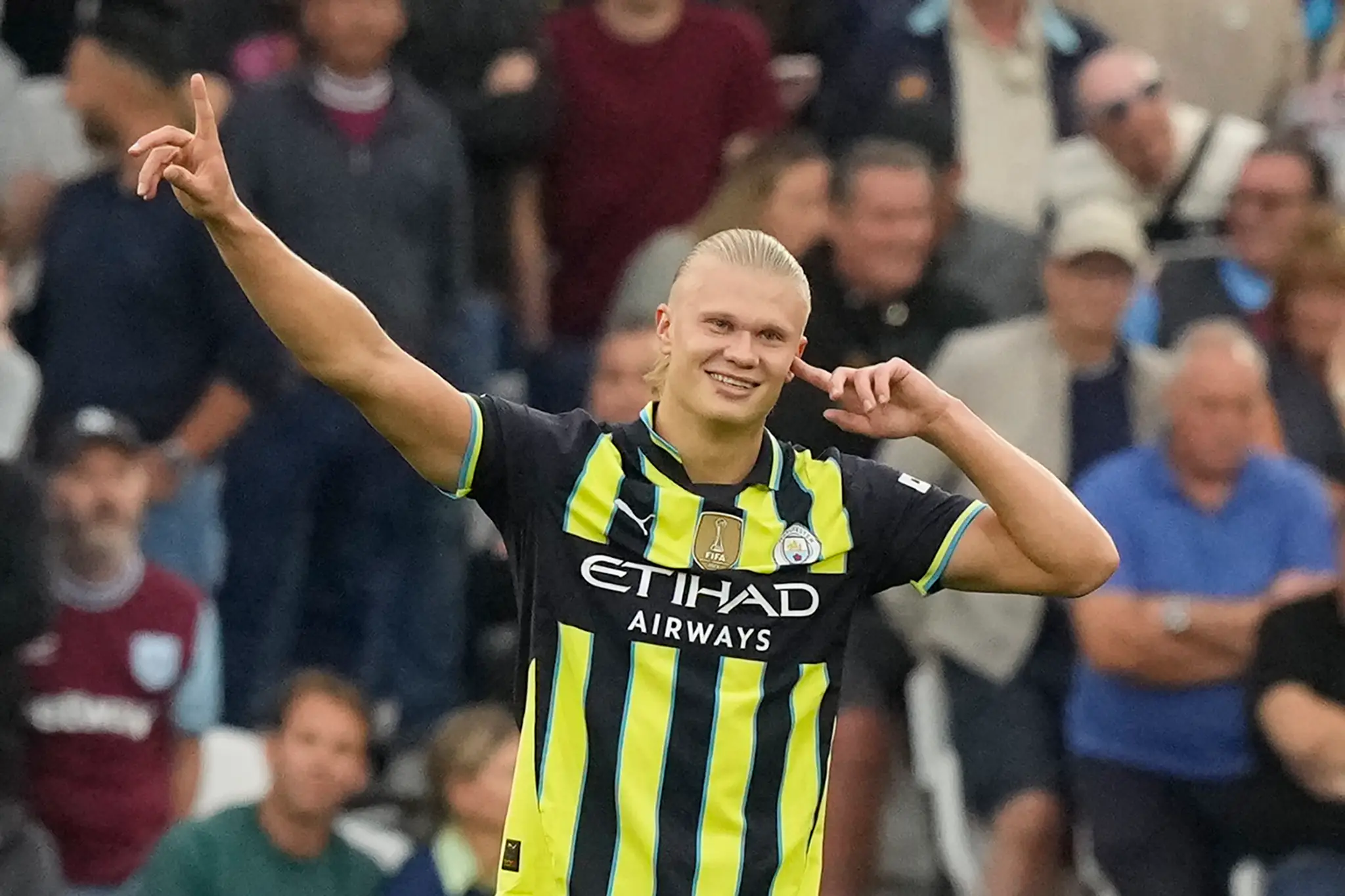 Erling Haaland (uprostred) z Manchestru City sa teší zo svojho druhého gólu