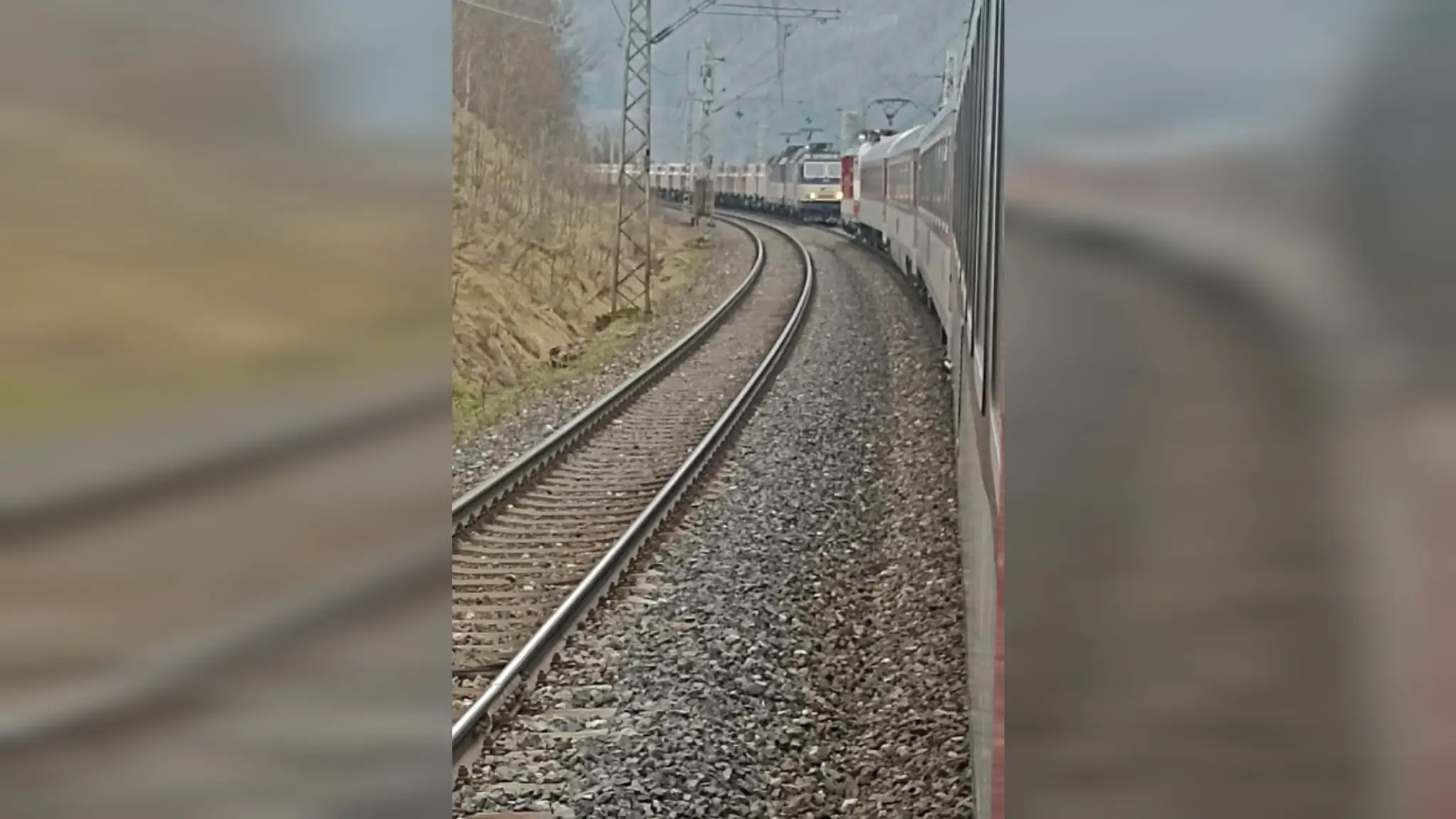 FOTO: Hrozila ďalšia zrážka. Oprotiidúce vlaky zastavili len pár metrov od seba