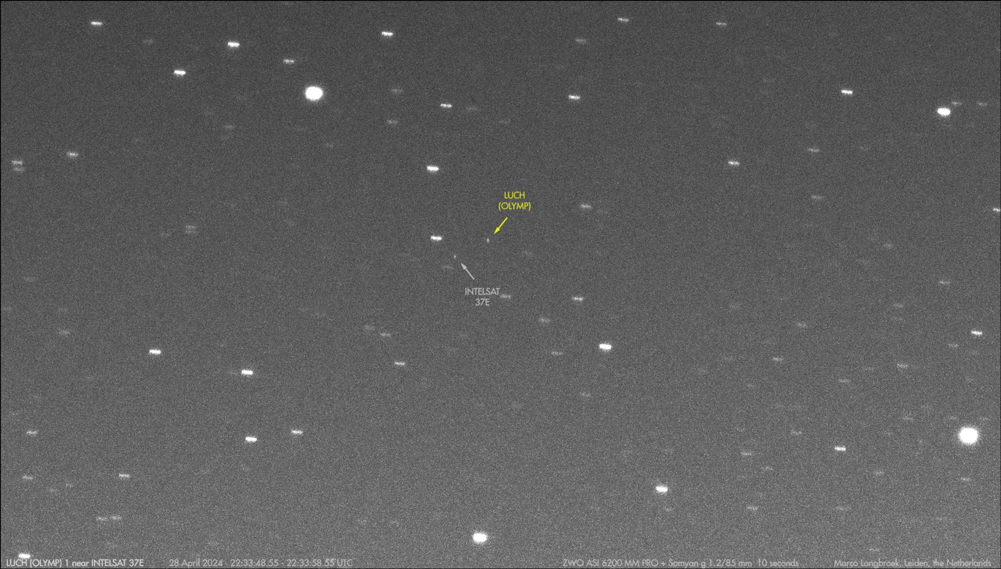 Ruský satelit Olymp-K v tesnej blízkosti družice Intelsat.