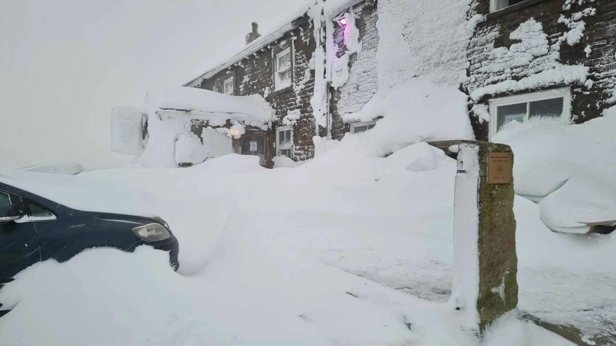 V britskom pube uviazli pre sneh ľudia