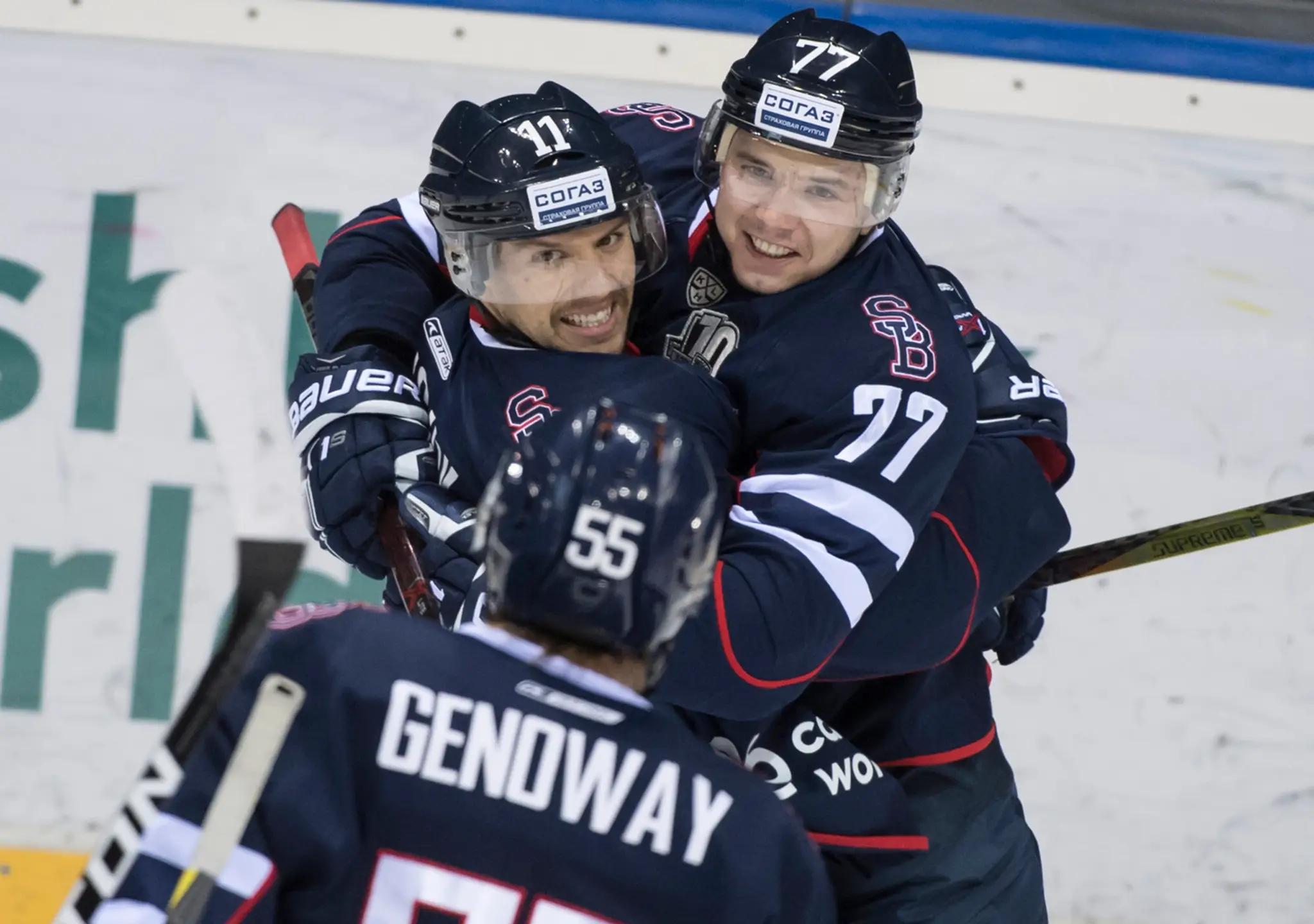 Zach Boychuk (v strede) so spoluhráčmi zo Slovana Colbym Genowayom a Martinom Réwayom.