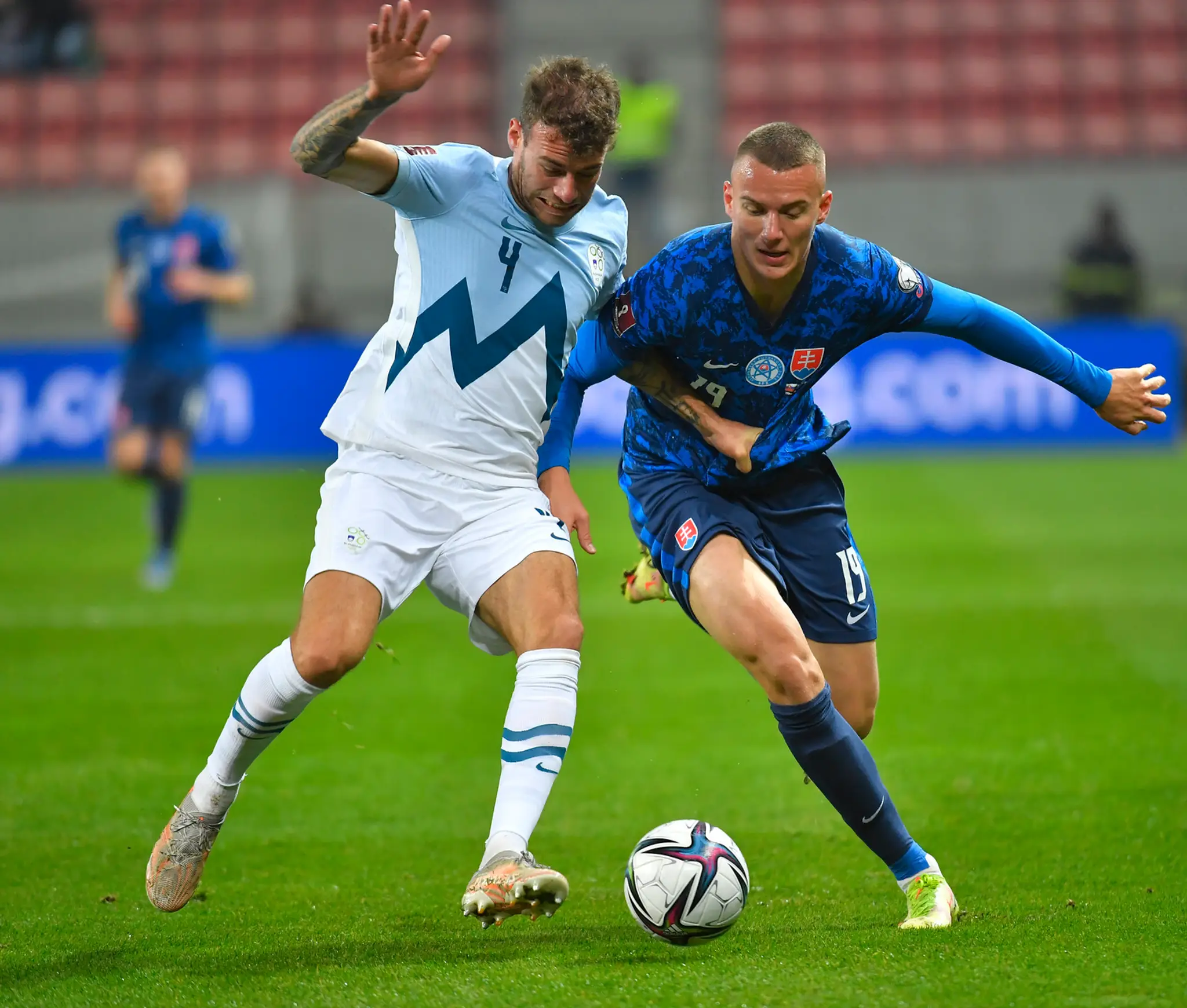 Sprava Ladislav Almási v súboji so Slovincom Mihom Blažičom v kvalifikácii MS 2022.