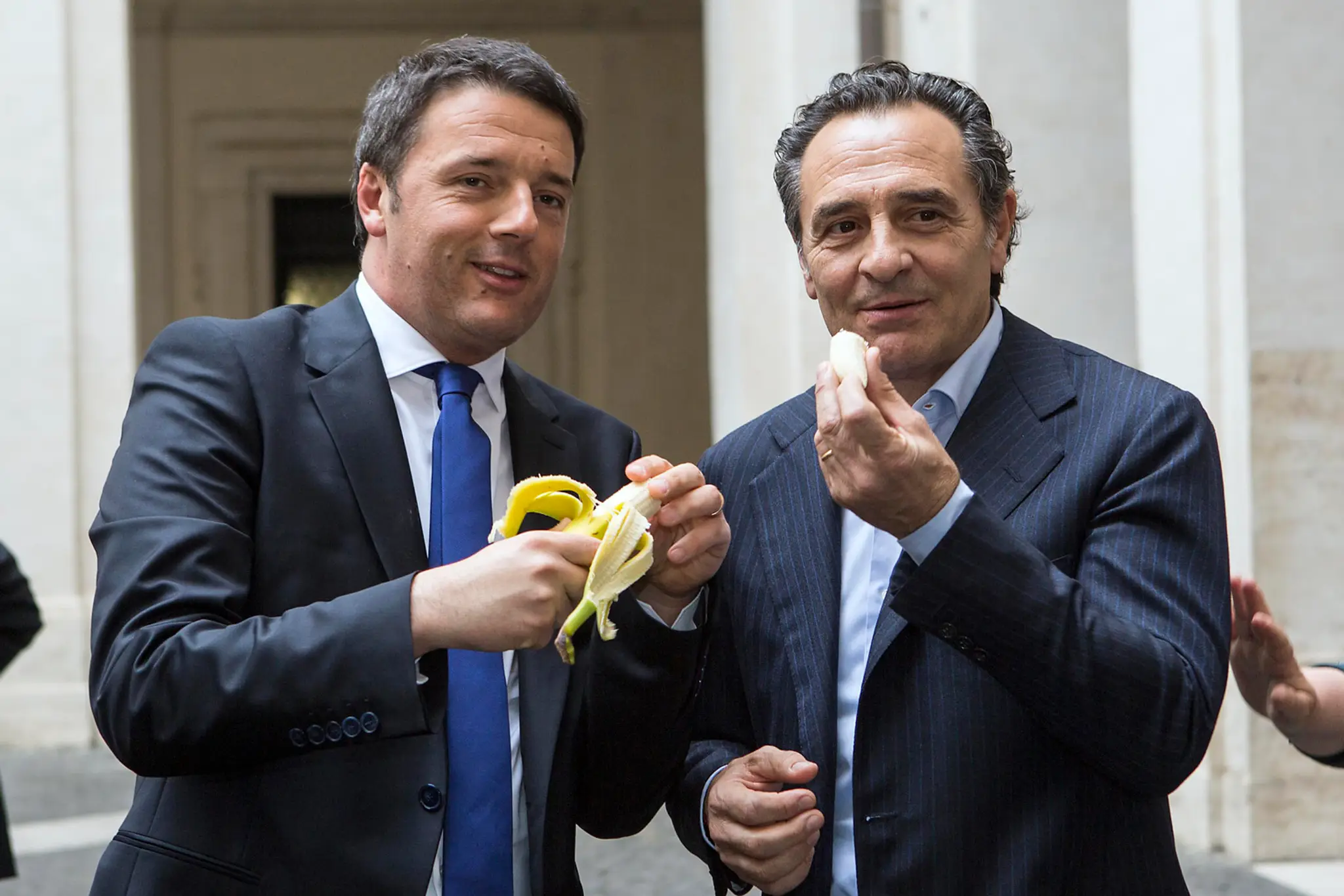 Taliansky premiér Matteo Renzi a repretréner Cesare Prandell s banánom.