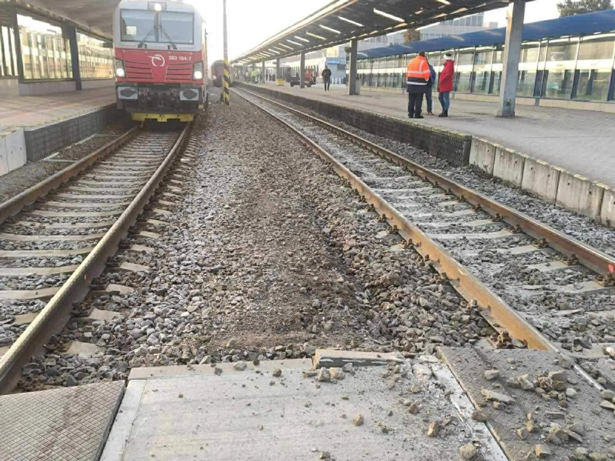 V Košiciach sa vykoľajil vlak.