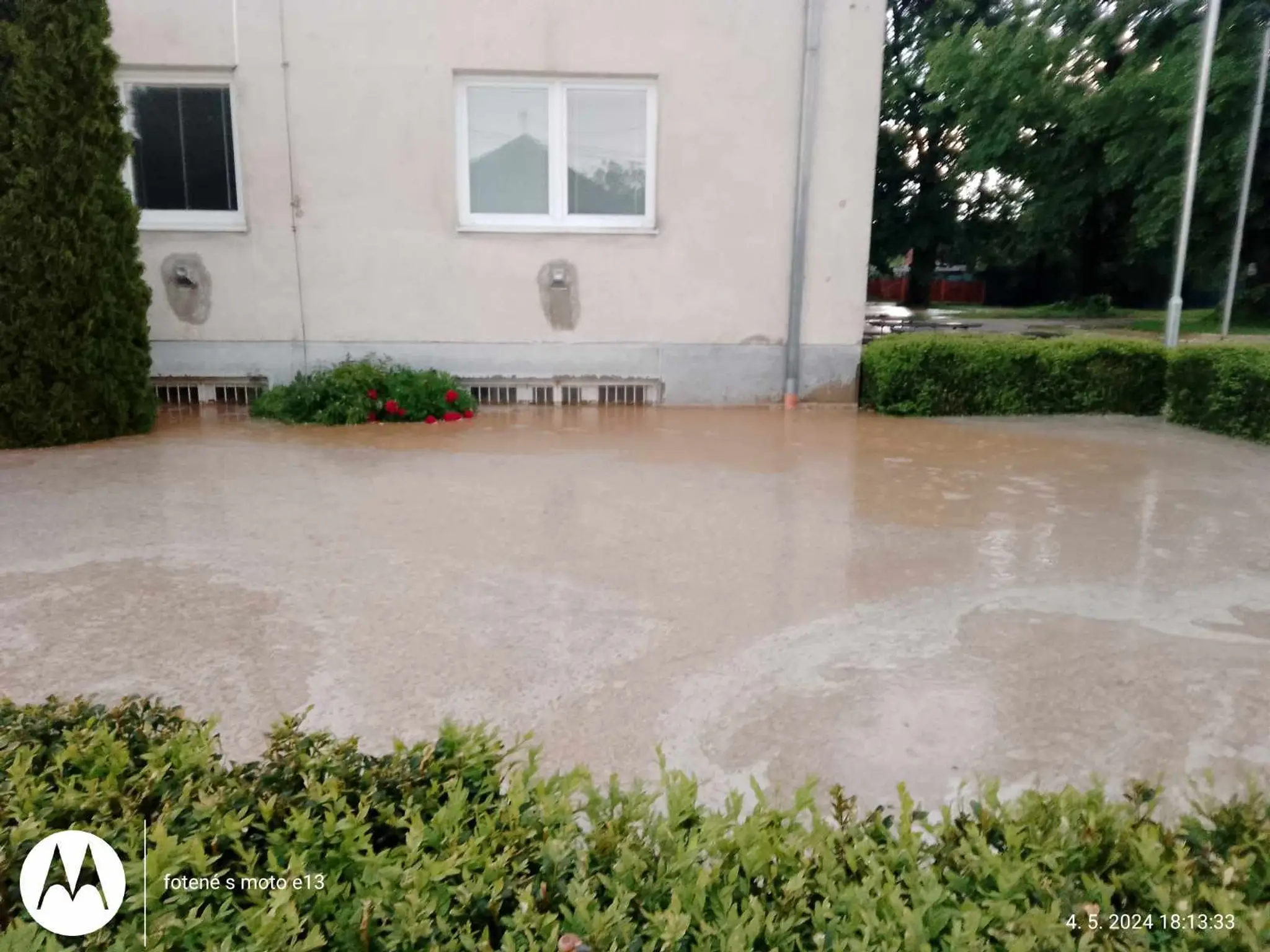 Škody po bleskových povodniach v Návojovciach.