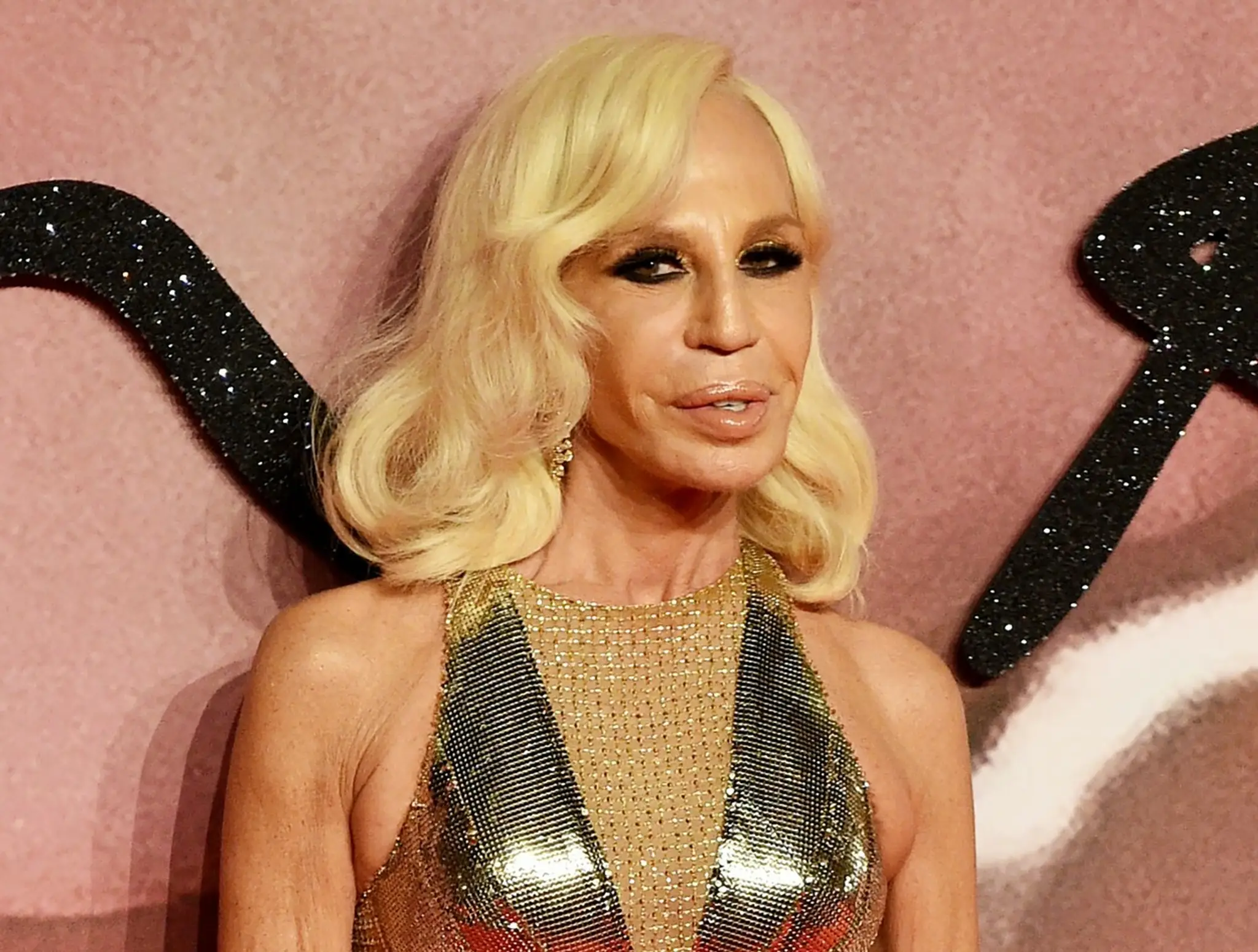 Donatella Versace po toľkých plastikách. Jednoducho katastrofa!