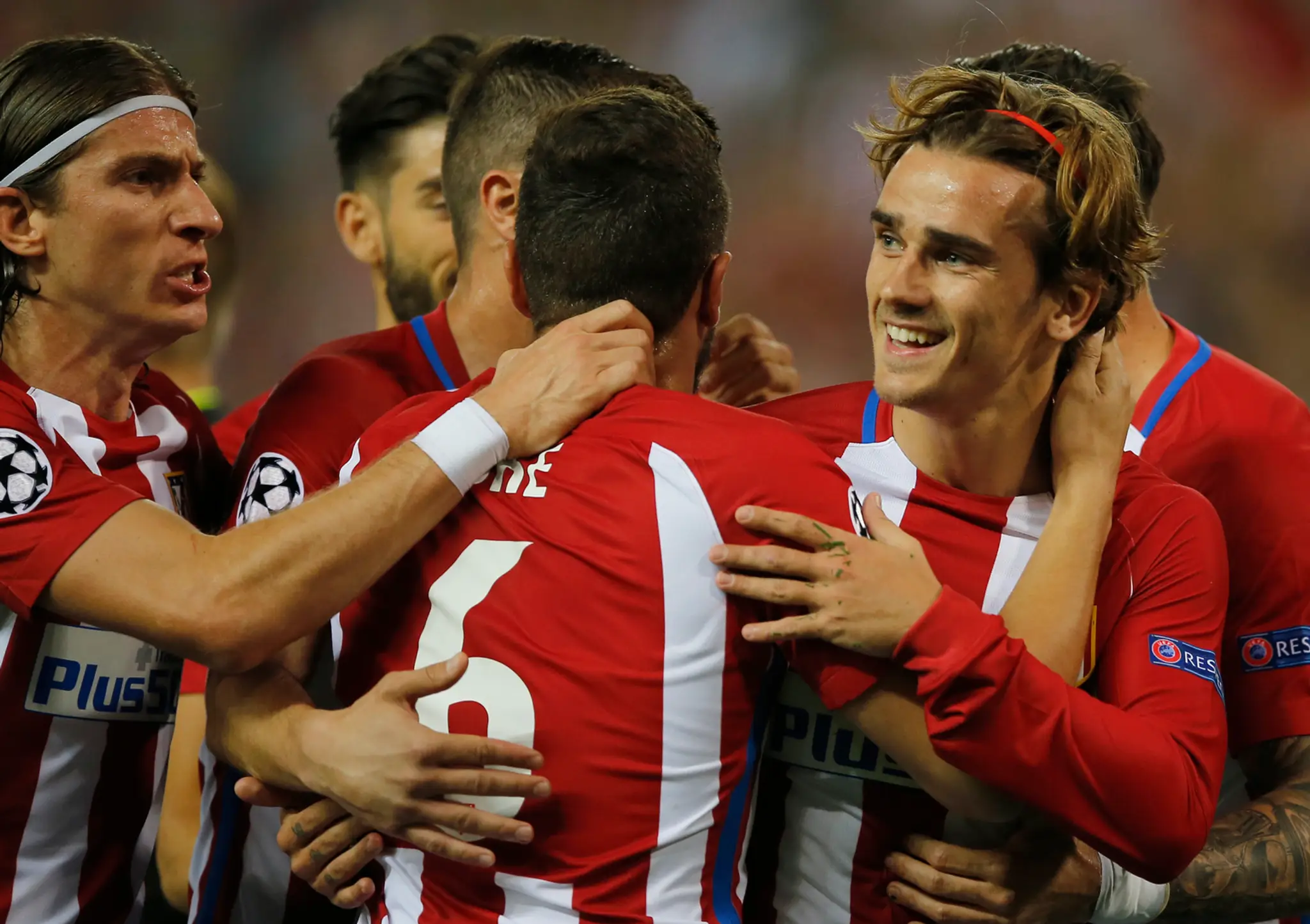 Antoine Griezmann (vpravo) prijíma gratulácie od spoluhráčov z Atlética po góle z penalty vo štvrťfinále LM proti Leicestru.