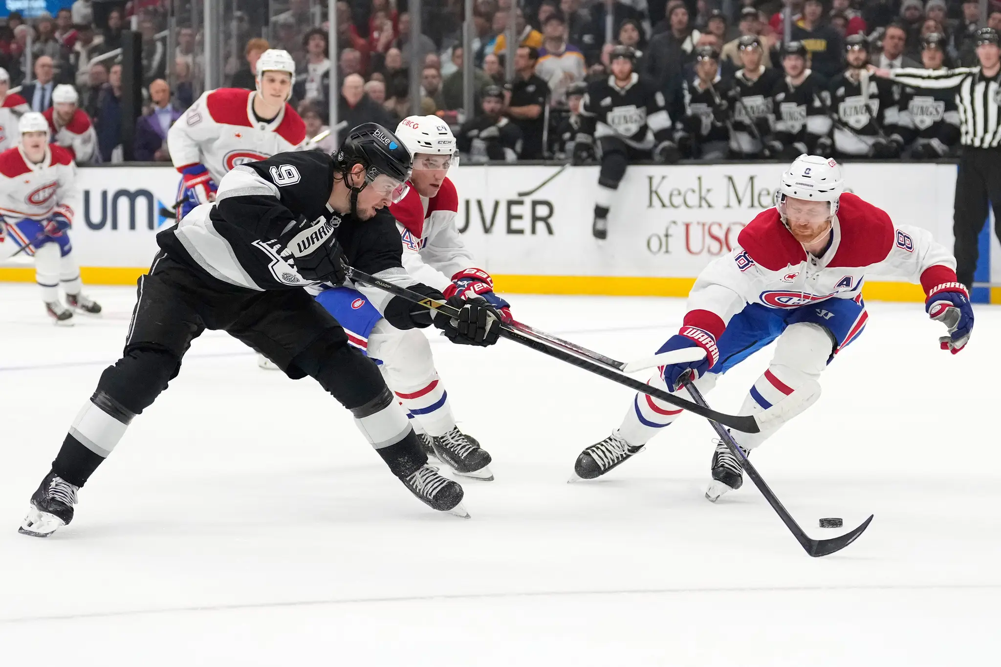 Pravé krídlo Adrian Kempe (vľavo) z Los Angeles Kings v súboji o puk.