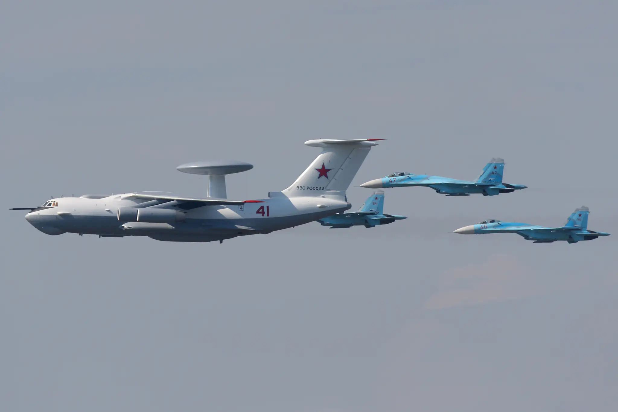 Ruské prieskumné lietadlo Berijev A-50 v sprievode stíhačiek Su-27.