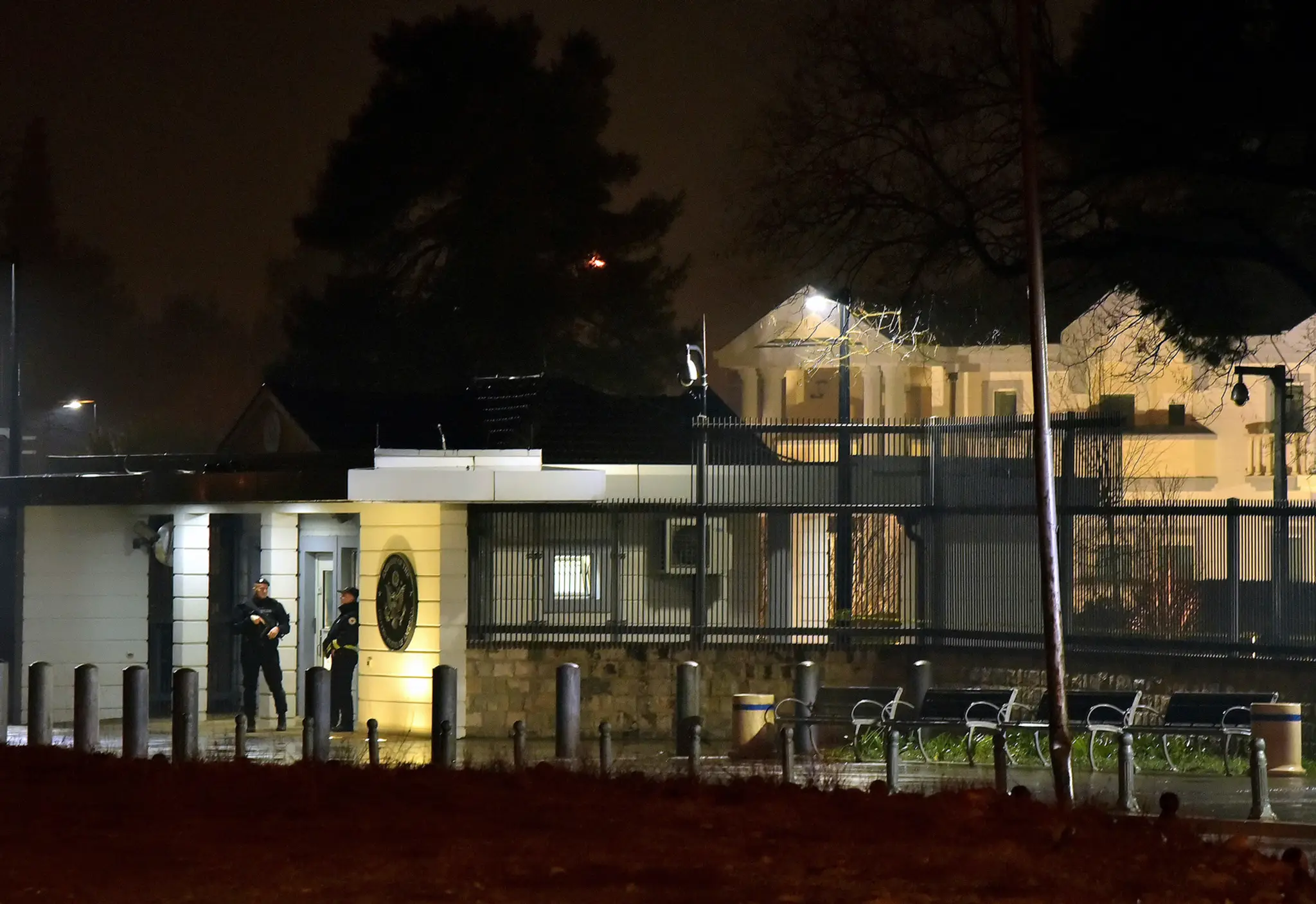 Čiernohorská polícia okolie veľvyslanectva uzavrela.