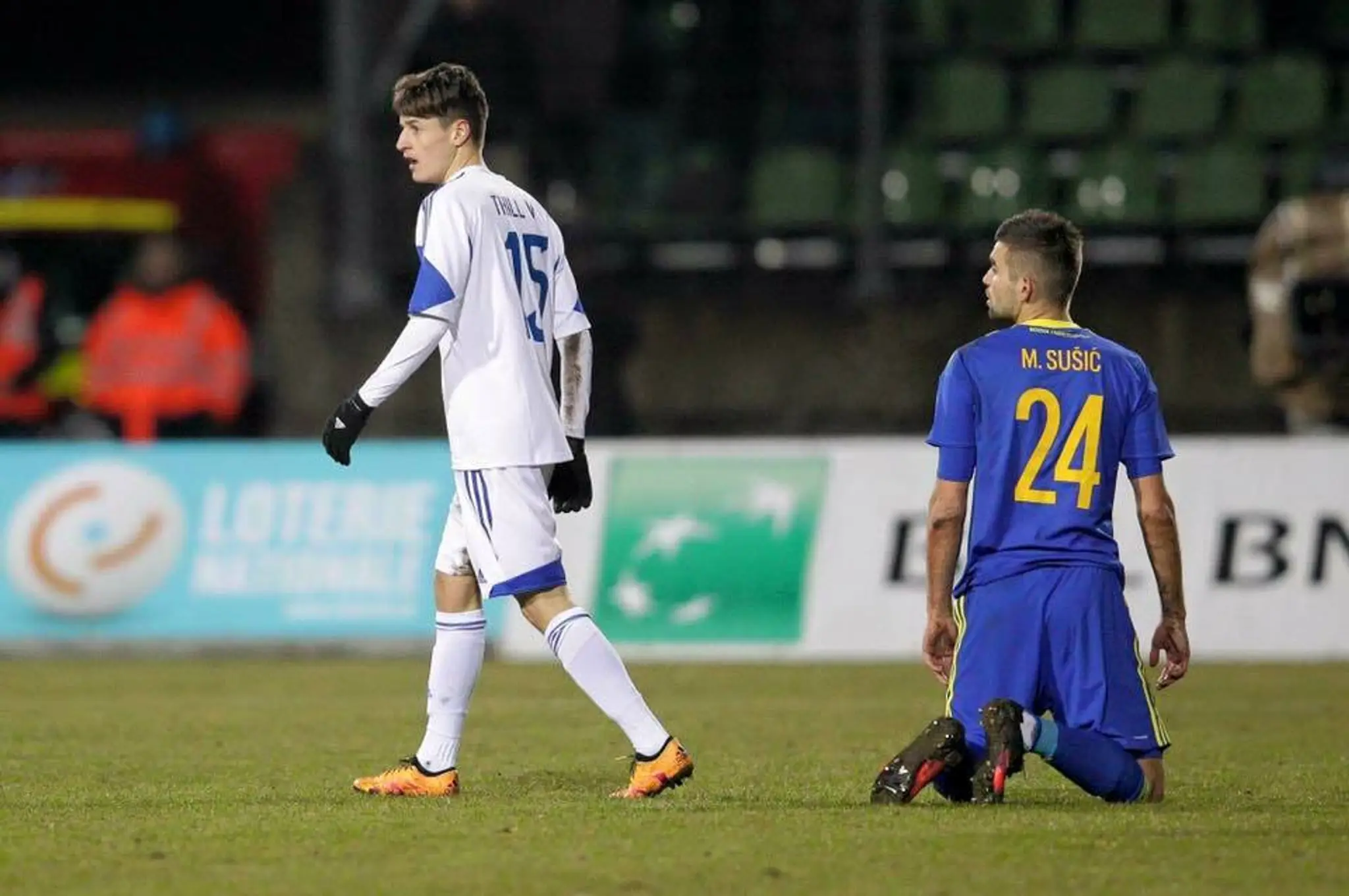 Vincent Thill (v bielom) počas duelu Luxemburska a Bosny a Hercegoviny.